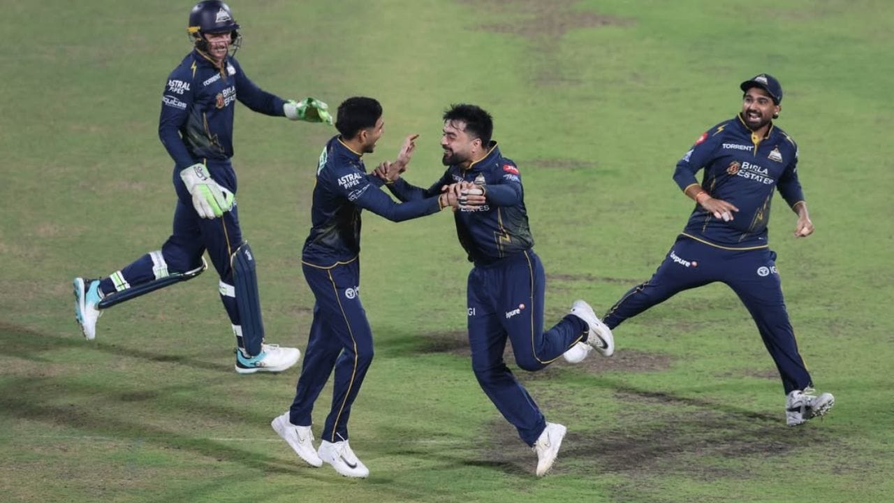 તમને જણાવી દઈએ કે, પ્રસિદ્ધ કૃષ્ણા પર્પલ કેપની રેસમાં ટોચ પર પહોચી ગયો છે. પ્રસિદ્ધ કૃષ્ણાએ કુલ 10 વિેકેટ લીધી છે.પ્રસિદ્ધ કૃષ્ણા IPL 2026માં ગુજરાત ટાઇટન્સ (GT)માંથી રમી રહ્યો છે, જેને ટીમે 9.50 કરોડમાં રિટેન કર્યો હતો. 2025માં 25 વિકેટ લીધા પછી, તેણે 2026 સીઝનમાં પણ પોતાનું શાનદાર ફોર્મ ચાલુ રાખ્યું હતુ,તે હવે GTનો ફાસ્ટ બોલર છે.