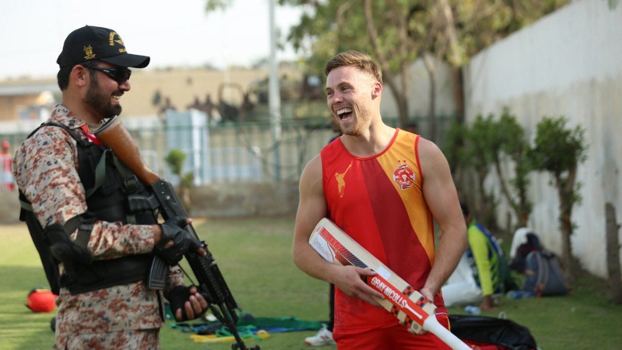 ડબલ હેડરની બીજી મેચમાં રોયલ ચેલેન્જર્સ બેંગ્લોરની શરૂઆત ખૂબ જ સારી રહી. ફિલ સોલ્ટે માત્ર 36 બોલમાં 78 રન બનાવ્યા હતા, જેમાં 6 ચોગ્ગા અને 6 છગ્ગાનો સમાવેશ થાય છે.રોયલ ચેલેન્જર્સ બેંગ્લોરે (RCB) તેને IPL 2025 મેગા ઓક્શનમાં 11.50 કરોડમાં ખરીદ્યો.