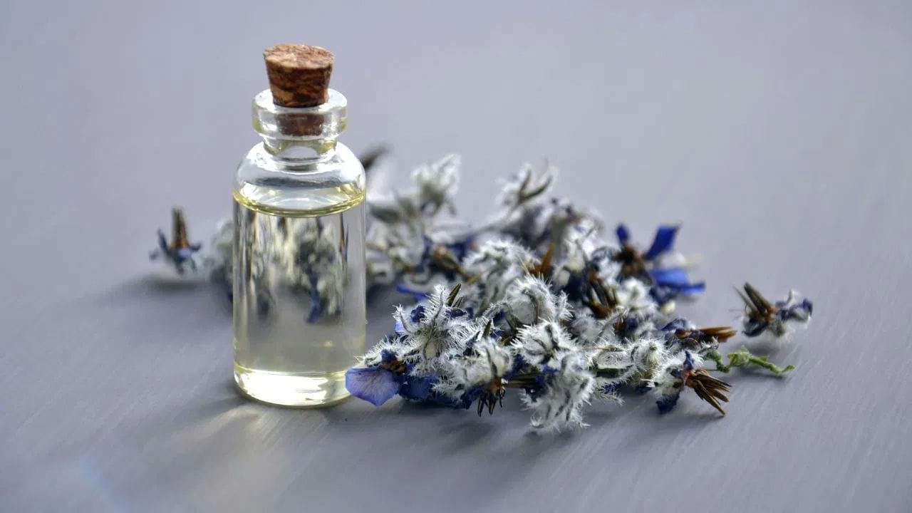 એવામાં અવારનવાર એવી ફરિયાદ રહે છે કે, ઘરની બહાર નીકળ્યાના અડધા-એક કલાકમાં જ પરફ્યુમની સુગંધ ગાયબ થઈ જાય છે. જો તમારી સાથે પણ આવું થતું હોય, તો ભૂલ તમારા પરફ્યુમમાં નથી પરંતુ તેને લગાવવાની રીતમાં છે. 