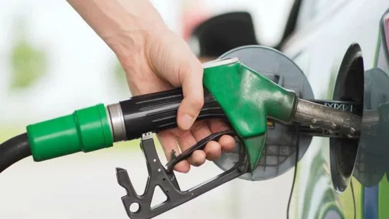 આજે જ્યાં એક પંપ પર હજારો લિટર તેલ વેચાય છે, તે સમયે આખા દિવસમાં મુશ્કેલીથી થોડાક 100 લિટરનો જ વપરાશ થતો હતો. આનું કારણ એ હતું કે, રસ્તાઓ કાચા હતા અને ગાડીઓ ખૂબ જ ઓછી હતી. વર્ષ 1928 ની આસપાસ પેટ્રોલની કિંમત સાંભળીને તમે હેરાન રહી જશો. જણાવી દઈએ કે, ત્યારે પેટ્રોલ 1 થી 2 આના પ્રતિ લિટર મળતું હતું, એટલે કે આજના હિસાબે આશરે 6 થી 12 પૈસા થાય. જો કે, તે સમયની આવકના હિસાબે આ કિંમત પણ ઘણી મોંઘી હતી.