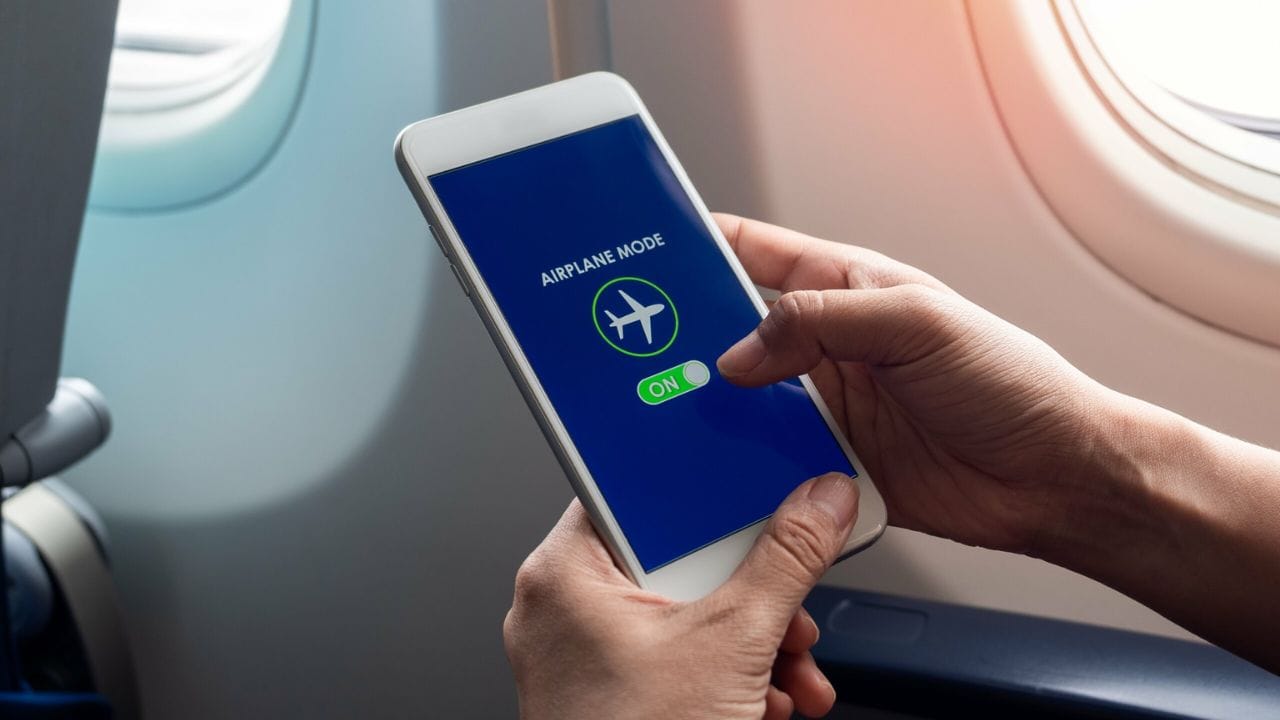 એરપ્લેન મોડથી રાહત: જ્યારે નેટવર્ક કવરેજ નબળું હોય છે, ત્યારે તમારો ફોન સતત સિગ્નલ માટે સ્કેન કરે છે. આ પ્રક્રિયા ઉપકરણ પર તાણ નાખે છે, જેના કારણે તે ગરમ થાય છે. આવી પરિસ્થિતિઓમાં, એરપ્લેન મોડ પર સ્વિચ કરવું એ એક સરળ અને અસરકારક ઉકેલ છે. તેને ટૂંકા ગાળા માટે સક્ષમ કરવાથી ફોનને ખૂબ જ જરૂરી વિરામ મળે છે, જેનાથી તેનું આંતરિક તાપમાન ધીમે ધીમે ઘટે છે. ટ્રેનો અથવા મેટ્રોમાં મુસાફરી કરતી વખતે અથવા જ્યારે તમે નબળી નેટવર્ક કનેક્ટિવિટીવાળા વિસ્તારોમાં હોવ ત્યારે આ પદ્ધતિ ખાસ કરીને ઉપયોગી સાબિત થાય છે.(ફોટો ક્રેડિટ-Google)