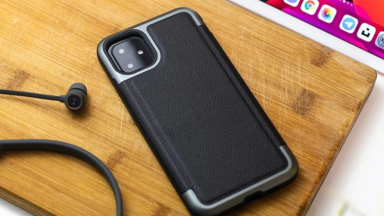 ફોનનું કવર દૂર કરો : જ્યારે જાડા રબર અથવા પ્લાસ્ટિક ફોન કવર ચોક્કસપણે તમારા ઉપકરણને રક્ષણ પૂરું પાડે છે, તે ગરમીને અંદર પણ ફસાવે છે. આ કવર આંતરિક ગરમીને આસપાસના વાતાવરણમાં ફેલાતા અટકાવે છે, જેના કારણે ફોનની અંદર ગરમીનો સંચય થાય છે. જો તમારો ફોન વધુ ગરમ થઈ રહ્યો હોય, તો થોડા સમય માટે પાછળનું કવર દૂર કરવાની સલાહ આપવામાં આવે છે. આનાથી ફોન વધુ ઝડપથી ઠંડુ થાય છે.(ફોટો ક્રેડિટ-Google)