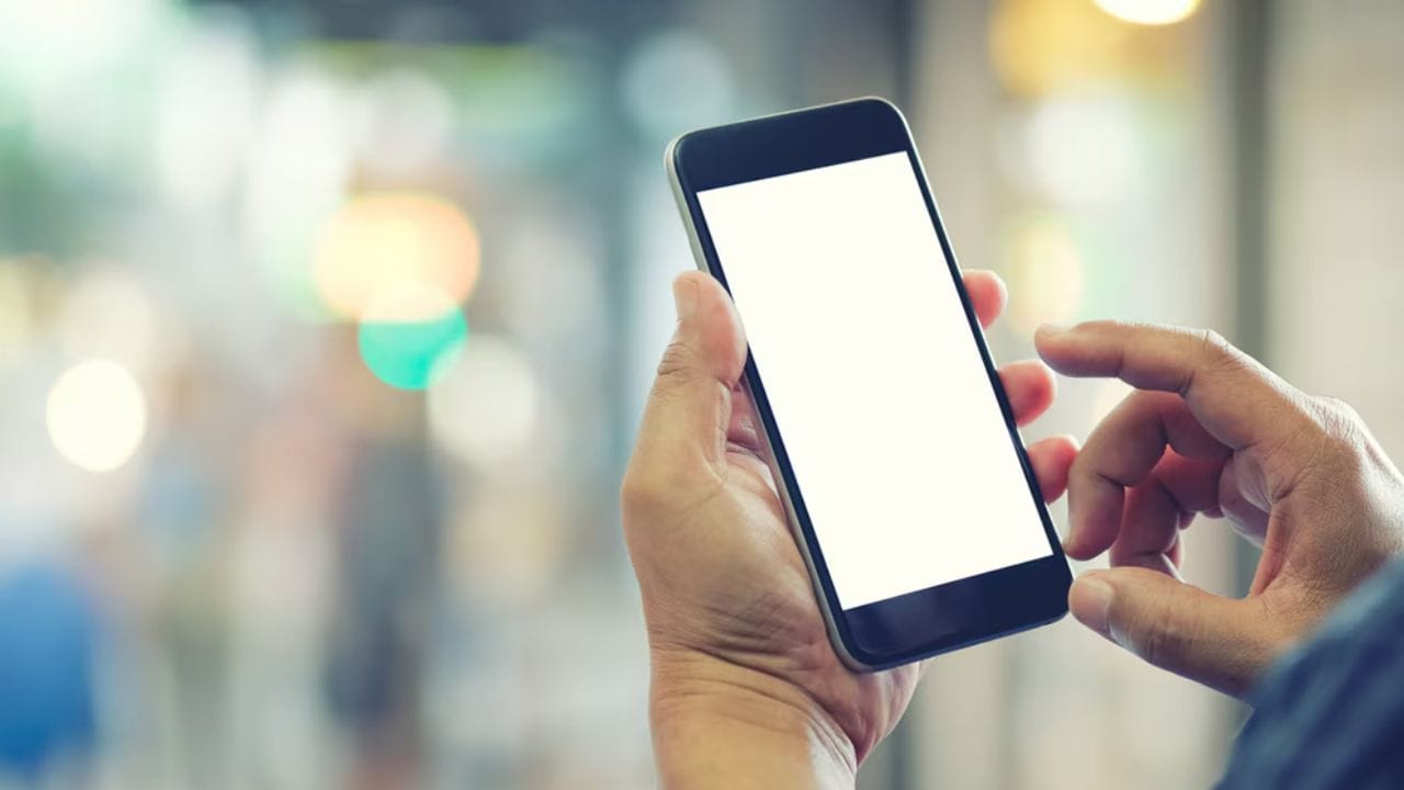 સીધા સૂર્યપ્રકાશમાં તમારા ફોનનો ઉપયોગ કરવાનું ટાળો: સીધા સૂર્યપ્રકાશમાં તમારા ફોનનો ઉપયોગ ઓવરહિટીંગનું મુખ્ય કારણ છે. વધુમાં, તેજસ્વી સૂર્યપ્રકાશમાં ડિસ્પ્લે જોવા માટે તમારે સ્ક્રીનની બ્રાઇટનેસ વધારવી પડશે, જેના કારણે ફોન વધુ ગરમ થાય છે. વધુમાં, સૂર્યપ્રકાશમાં ગેમિંગ અથવા સંસાધન-સઘન એપ્લિકેશનોનો ઉપયોગ કરવાથી ઉપકરણ પર ભારે ભાર પડે છે. તેથી, હંમેશા તમારા ફોનનો ઉપયોગ છાંયડામાં અથવા ઠંડા વાતાવરણમાં કરવાનો પ્રયાસ કરો જેથી તેનું પ્રદર્શન શ્રેષ્ઠ રહે.(ફોટો ક્રેડિટ-Google)