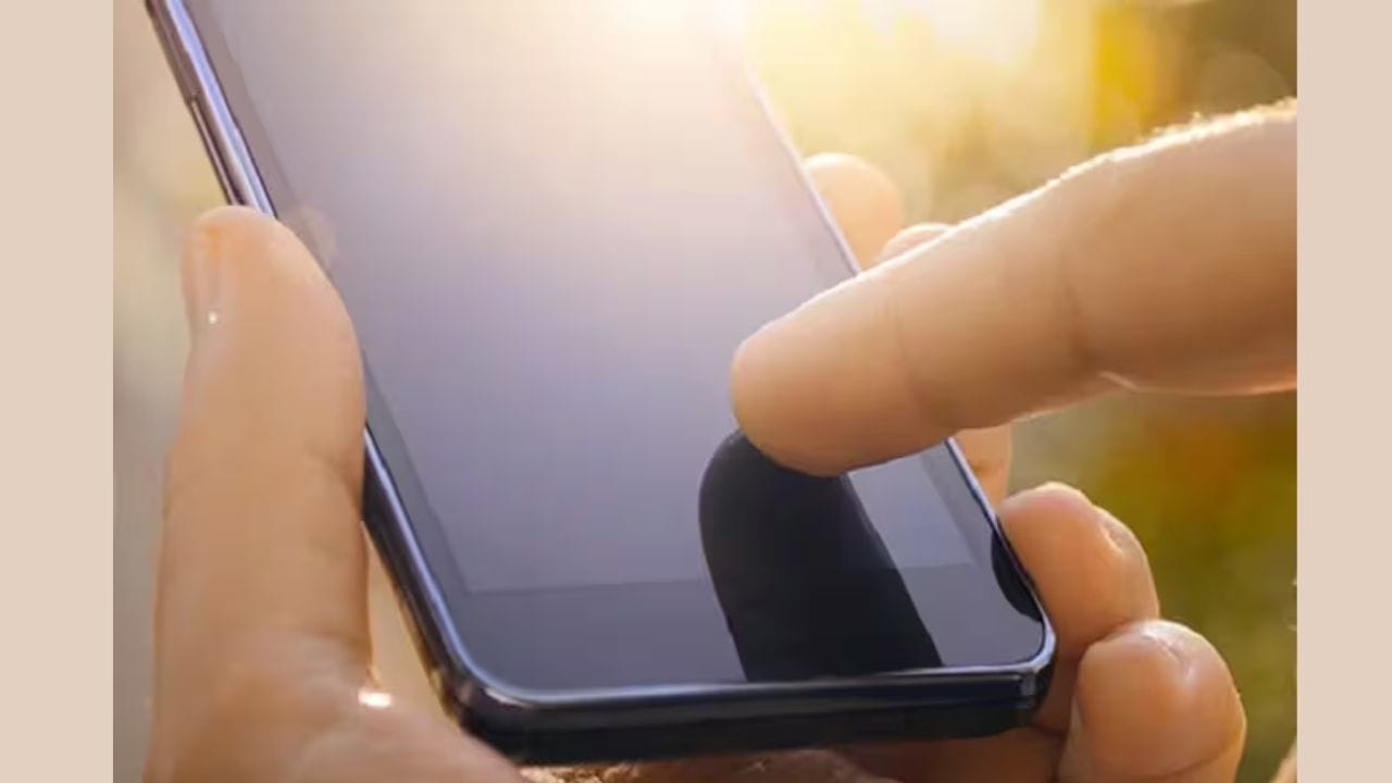 જો ઉનાળાની ઋતુમાં તમારો ફોન વારંવાર ગરમ થઈ રહ્યો હોય, તો તેને હળવાશથી લેવું એ એક મોટી ભૂલ હોઈ શકે છે. આ ફક્ત એક નાની હેરાનગતિ નથી; તે ઉપકરણમાં વધુ ગંભીર અંતર્ગત સમસ્યાનો સંકેત પણ હોઈ શકે છે. સતત ગરમ થવાથી બેટરી બગડી શકે છે, કામગીરી ધીમી પડી શકે છે અને ઘણા કિસ્સાઓમાં, કાયમી ઉપકરણને નુકસાન થવાનું જોખમ વધી શકે છે. તેથી, સમયસર રીતે કેટલીક સરળ આદતો અપનાવીને તમારા ફોનને સુરક્ષિત રાખવો મહત્વપૂર્ણ છે.(ફોટો ક્રેડિટ-Google)