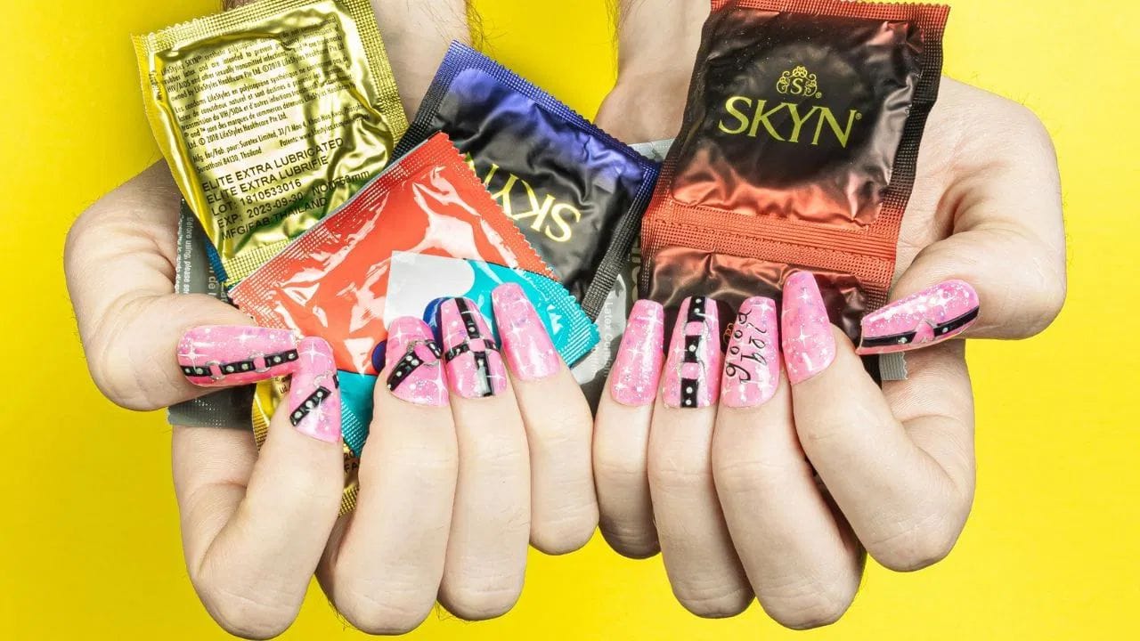 ખાસ વાત એ છે કે, આ માત્ર બિઝનેસની સમસ્યા નથી પરંતુ સામાજિક ચિંતા પણ બની શકે છે. ભારતમાં કોન્ડોમનો ઉપયોગ ફેમિલી પ્લાનિંગ અને વસ્તી નિયંત્રણ માટે ખૂબ જ મહત્વપૂર્ણ માનવામાં આવે છે. જો કિંમતો વધશે તો તેનો ઉપયોગ ઘટી શકે છે, જેની અસર સમાજ પર પણ પડી શકે છે. ઈરાન યુદ્ધની અસર હવે ધીમે-ધીમે સામાન્ય જીવનની વસ્તુઓ સુધી પહોંચી રહી છે. LPG બાદ હવે કોન્ડોમ જેવા જરૂરી પ્રોડક્ટ પર વધતી કિંમતો દર્શાવે છે કે, વૈશ્વિક સંકટ કેવી રીતે દરેક વ્યક્તિના ખિસ્સા અને જીવનને પ્રભાવિત કરી શકે છે.