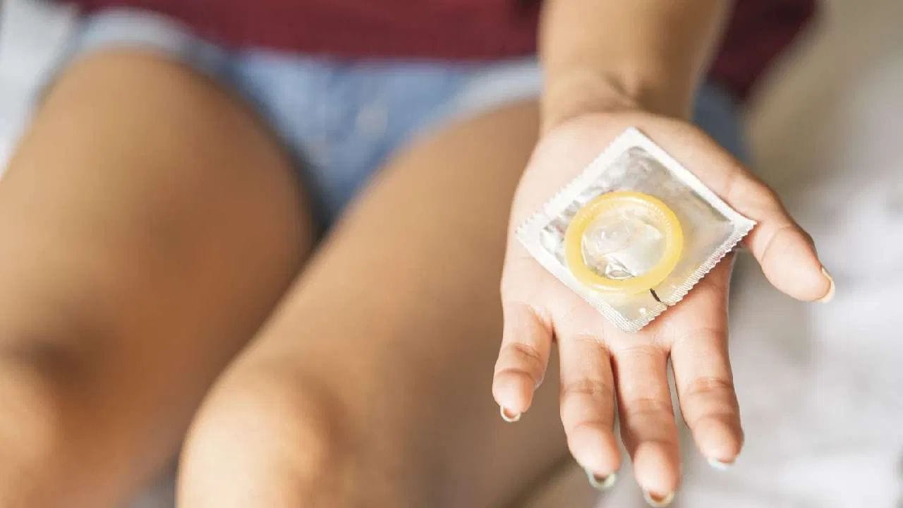 કોન્ડોમ બનાવવા માટે સિલિકોન ઓઈલ અને એમોનિયા જેવા ચોક્કસ કાચા માલની જરૂર હોય છે. સિલિકોન ઓઈલનો ઉપયોગ લ્યુબ્રિકન્ટ તરીકે થાય છે, જ્યારે એમોનિયા લેટેક્સને સુરક્ષિત અને સ્થિર રાખવામાં મદદ કરે છે. યુદ્ધ અને સપ્લાયમાં અવરોધને કારણે સિલિકોન ઓઈલની ઉપલબ્ધતા ઘટી ગઈ છે, જેનાથી કંપનીઓ સામે ઉત્પાદનને લઈને અનિશ્ચિતતા વધી છે. આ સાથે જ એમોનિયાની કિંમતોમાં પણ ભારે ઉછાળો આવવાની આશંકા છે, જેની કિંમત 40 થી 50 ટકા સુધી વધી શકે છે. આ ઉપરાંત, પેકેજિંગમાં વપરાતા PVC અને એલ્યુમિનિયમ ફોઈલ જેવી સામગ્રી પણ મોંઘી થઈ રહી છે. આ તમામ કારણોસર કોન્ડોમ બનાવવાનો ખર્ચ સતત વધી રહ્યો છે.