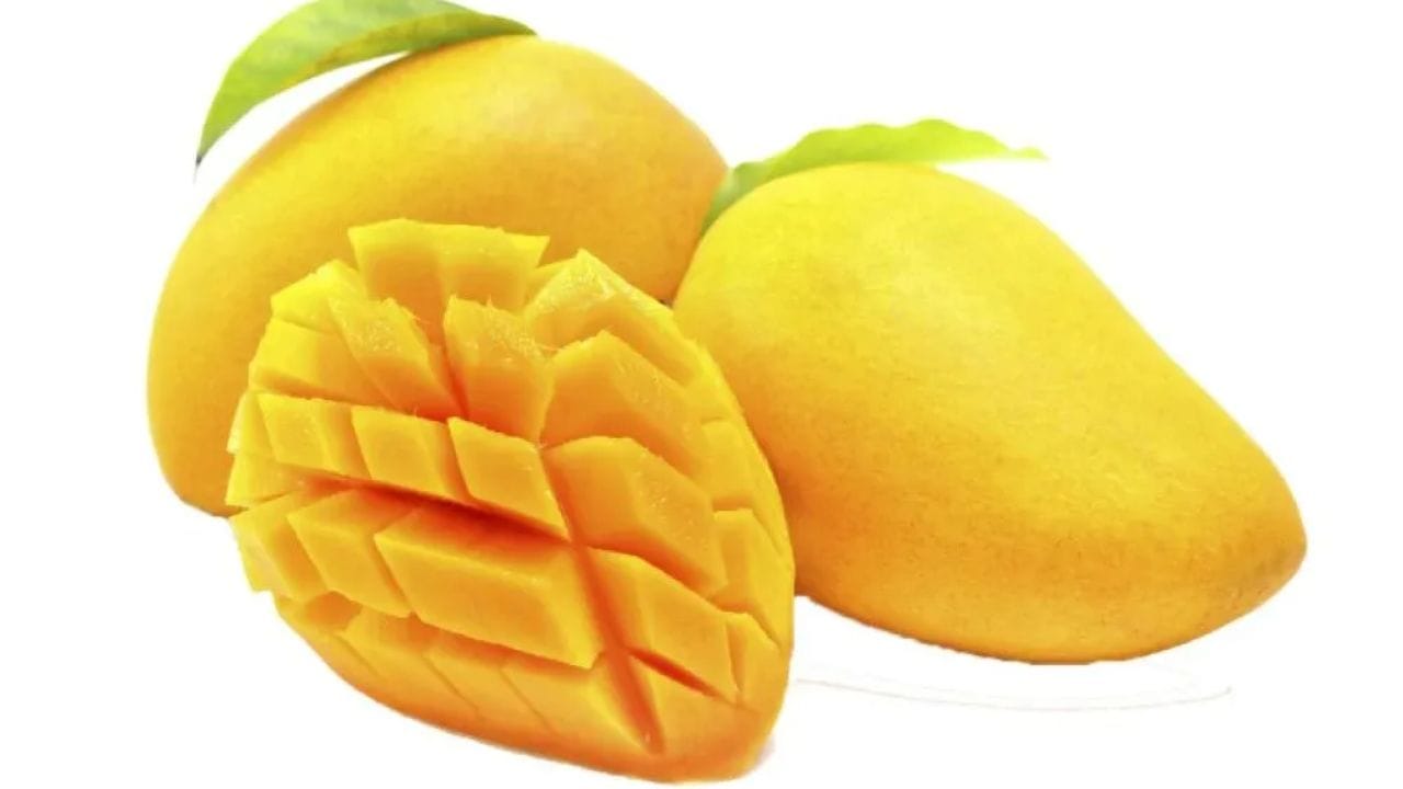 નીલમ કેરી દક્ષિણ ભારતમાં ઉગાડવામાં આવે છે અને મોસમના અંતમાં ઉપલબ્ધ થાય છે. તેનો સ્વાદ મીઠો અને  સુગંધ ધરાવે છે. તેની શેલ્ફ લાઇફ લાંબી છે, જે તેને નિકાસ માટે આદર્શ બનાવે છે.
