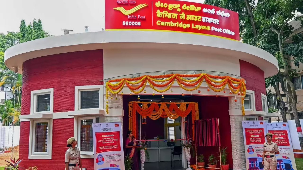 જો તમે શેર બજારના ઉતાર-ચઢાવથી દૂર રહીને કોઈ જોખમ વગર દર મહિને નિશ્ચિત આવક મેળવવા માંગતા હો, તો પોસ્ટ ઓફિસની ‘મન્થલી ઇન્કમ સ્કીમ’ એક ઉત્તમ વિકલ્પ છે. તેમાં એકમુષ્ટ રોકાણ કરીને તમે 7.4% વાર્ષિક વ્યાજ દર સાથે દર મહિને ₹9,250 સુધીની ફિક્સ આવક મેળવી શકો છો. 5 વર્ષની મુદત પૂર્ણ થયા બાદ તમારી આખી મૂડી સુરક્ષિત રીતે પરત મળી જાય છે. (Image Credit Source: Social Media) 
