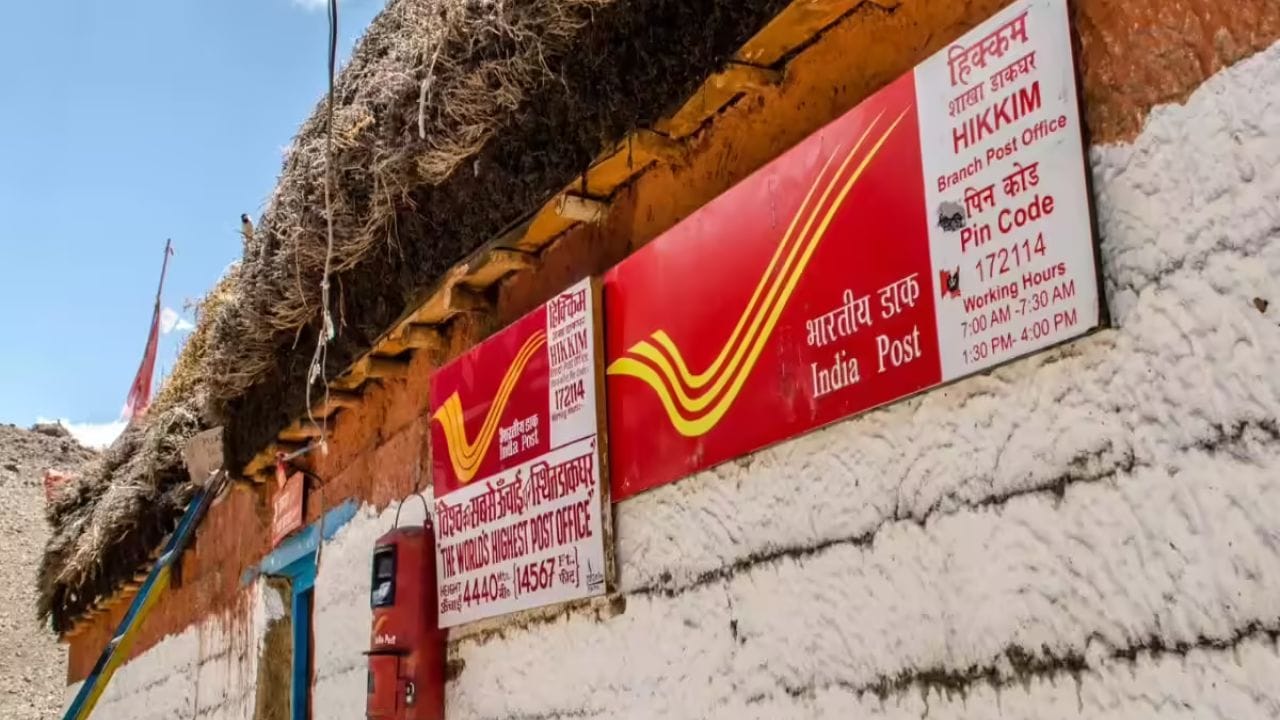 જો તમે કોઈ જોખમ વગર દર મહિને એક સ્થિર આવક ઈચ્છો છો, તો પોસ્ટ ઓફિસનું ‘મન્થલી ઇન્કમ અકાઉન્ટ’ (POMIS) તમારા માટે એકદમ યોગ્ય છે. સરકાર તેમાં 7.4%નું આકર્ષક વાર્ષિક વ્યાજ આપી રહી છે. (Image Credit Source: Social Media)