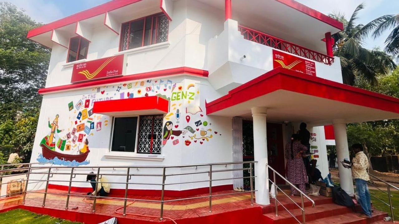 જો તમે તમારી પત્ની અથવા અન્ય કોઈ સાથે મળીને જૉઇન્ટ અકાઉન્ટ ખોલો અને ₹15 લાખ એકસાથે જમા કરો, તો 7.4% મુજબ વર્ષનું વ્યાજ ₹1,11,000 થાય છે. આ રકમને 12 મહિનામાં વહેંચીએ તો દર મહિને તમારા ખાતામાં ₹9,250 જમા થાય છે. (Image Credit Source: Social Media)
