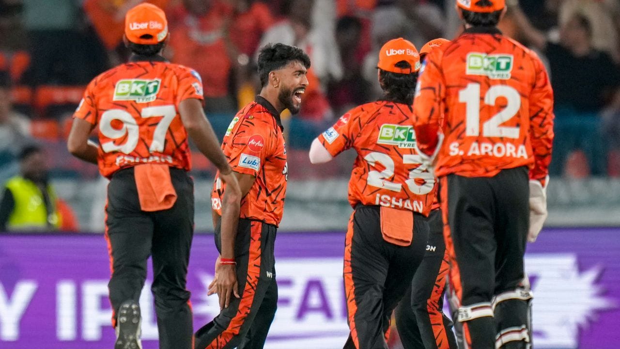 IPL 2026માં ચાર વિકેટ લઈને ઇતિહાસ રચનાર પ્રફુલ હિંગને SRHના હીરો કહેવામાં આવી રહ્યા છે. SRHના ફાસ્ટ બોલર પ્રફુલ હિંગના શિક્ષણ અને પરિવાર વિશે જાણીએ.