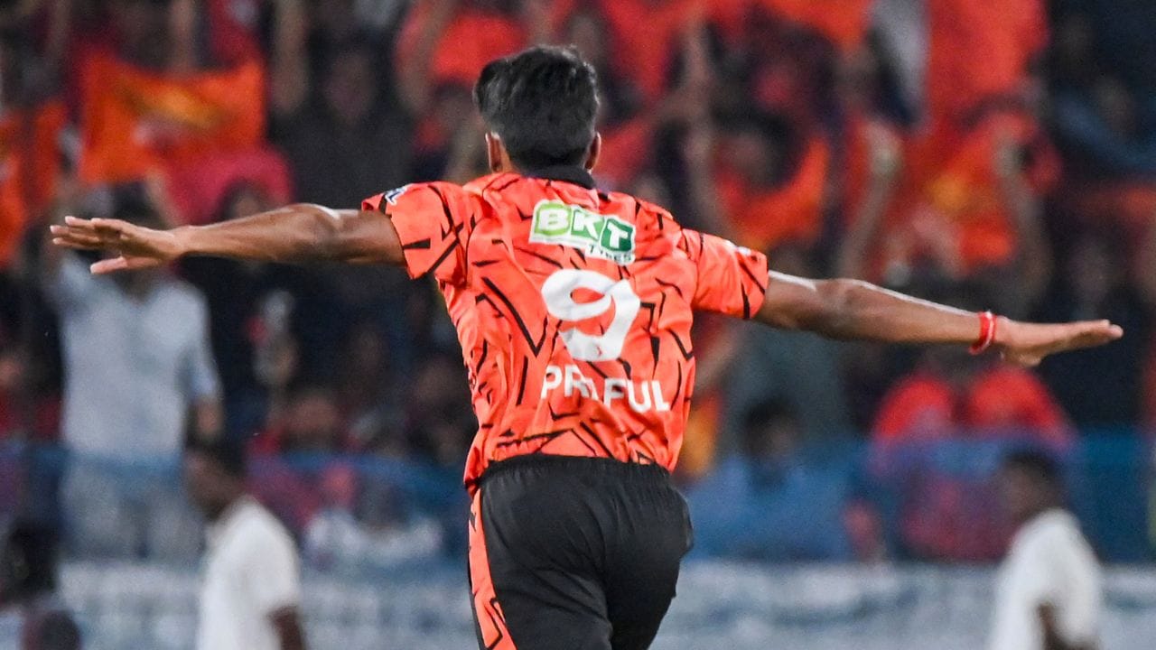 2024માં રણજી ક્રિકેટમાં ડેબ્યૂ કર્યા પછી પ્રફુલ હિંગે વન-ડે કપમાં વિદર્ભ અંડર-23 માટે રમવાનું શરૂ કર્યું, જ્યાં તે તેમનો ત્રીજો સૌથી વધુ વિકેટ લેનાર બોલર હતો.