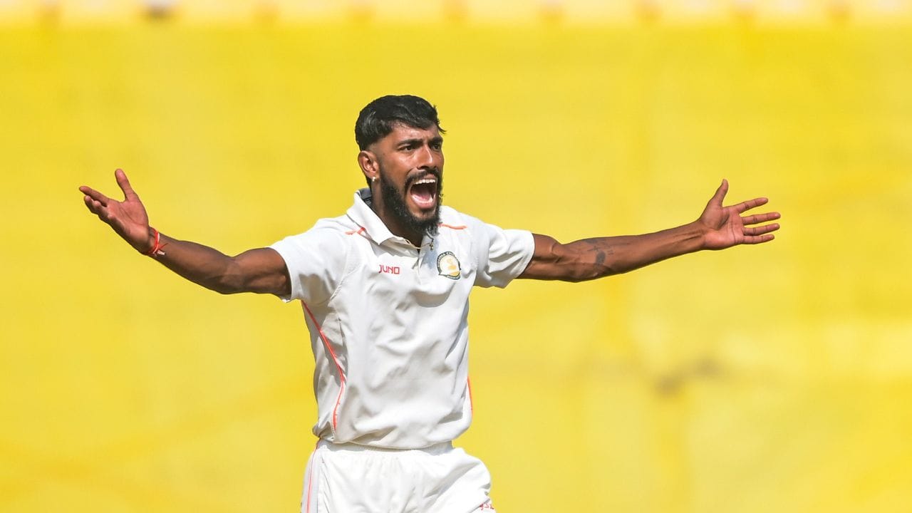 પ્રફુલ હિંગે નાગપુરની શ્રી રાજેન્દ્ર હાઇસ્કૂલ અને જુનિયર કોલેજમાં અભ્યાસ કર્યો છે. 2026ની IPL ઓક્શન પછી શાળાએ તેમને અને વિદર્ભના અન્ય ખેલાડી દાનિશ માલેવારને સન્માનિત કરવામાં આવ્યા હતા.