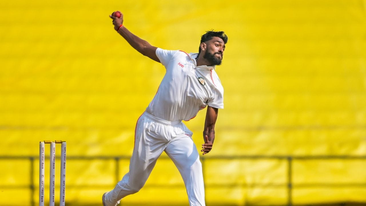  પ્રફુલ હિંગેની સ્ટોરી મધ્યમ વર્ગના પરિવારથી લઈને IPL સુધીના તેમના સંઘર્ષોને દર્શાવે છે. તેમના પરિવારને આર્થિક મુશ્કેલીઓનો સામનો કરવો પડ્યો હતો. તેમના પિતા રાજ્ય વીજળી બોર્ડમાં કામ કરતા હતા, અને કેટલાક રિપોર્ટમાં તેમને ચોકીદાર તરીકે પણ દર્શાવવામાં આવ્યા છે.