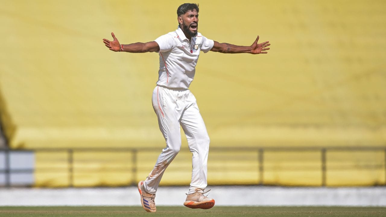 પ્રફુલ હિંગે વિદર્ભનો 24 વર્ષનો જમણા હાથનો બોલર છે. તેણે 2024/25 રણજી ટ્રોફીમાં તેમની સિનિયર રેડ-બોલ ટીમમાં સ્થાન મેળવ્યું હતું, પરંતુ ટૂંકા ફોર્મેટમાં તે ઘણો ઓછો અનુભવી છે. 