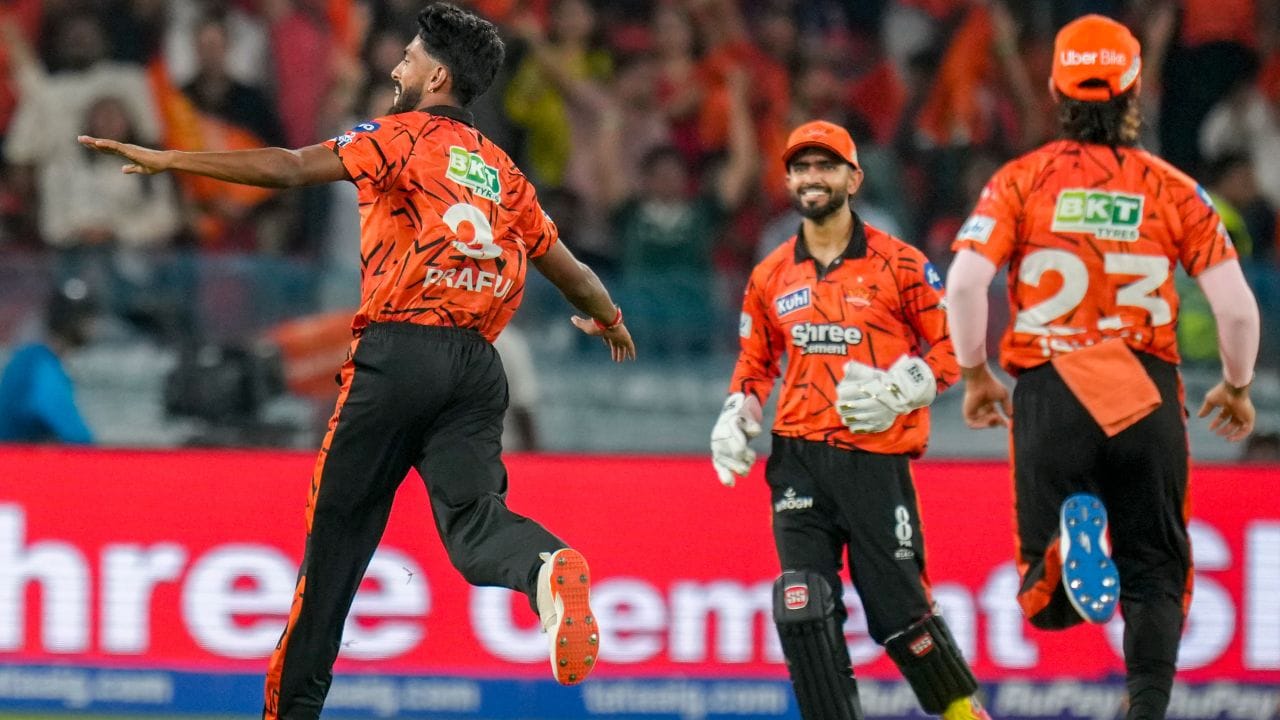 SRH દ્વારા 30 લાખ રૂપિયા (તેમની મૂળ કિંમત) માં લેવામાં આવેલા પ્રફુલ હિંગે 13 વર્ષની ઉંમરે તેની કારકિર્દી શરૂ કરી હતી, અને તેના પિતાને ક્રિકેટ એકેડેમીમાં જોડાવા માટે મનાવી લીધા હતા.