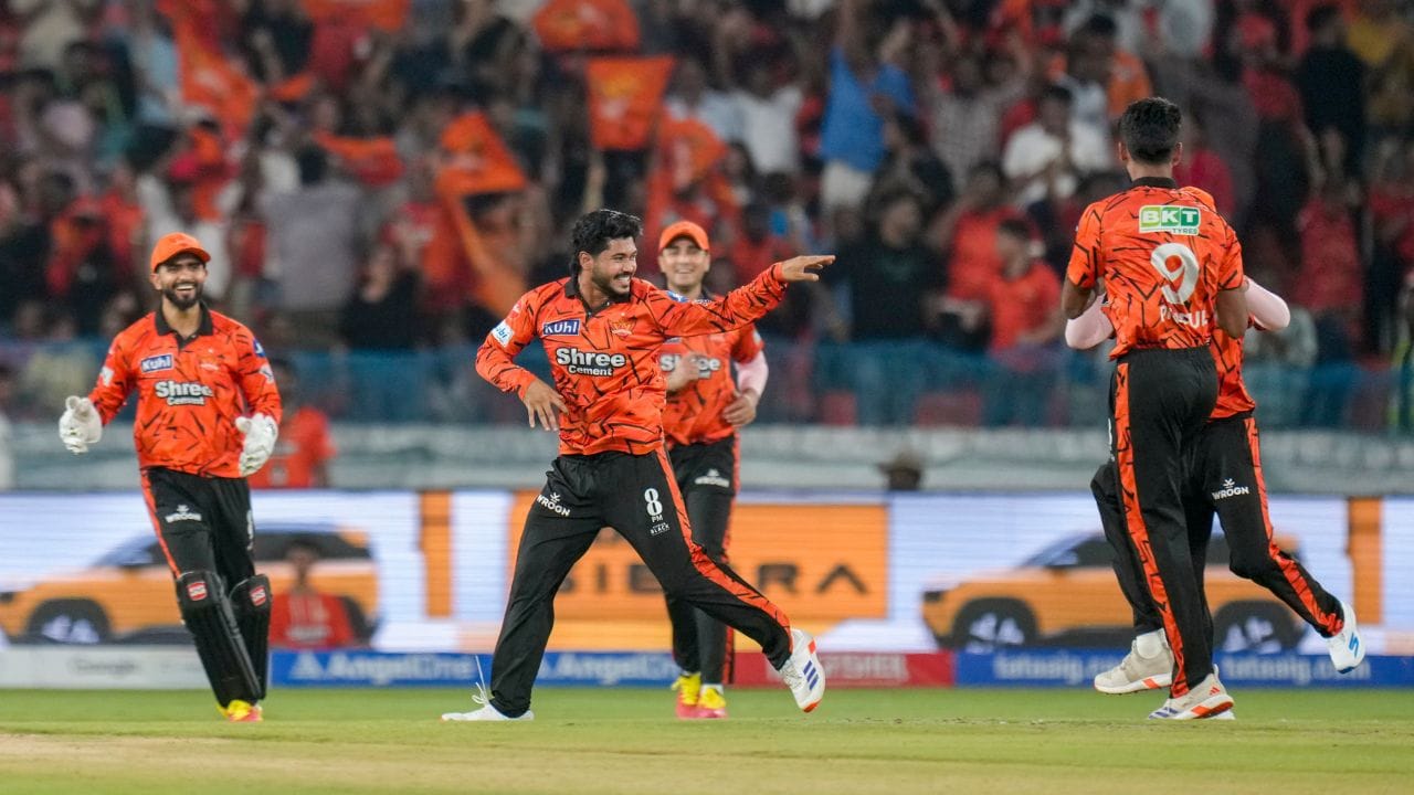  હિટ-ધ-ડેક બોલર તરીકે જાણીતા, હિંગને ભૂતકાળમાં પીઠની ઇજા થઈ છે. રમત પછી, તેણે કહ્યું કે તે ગયા વર્ષે તેને સ્વસ્થ થવામાં મદદ કરવા બદલ MRF પેસ એકેડેમીના ફિઝિયોનો આભારી છે.