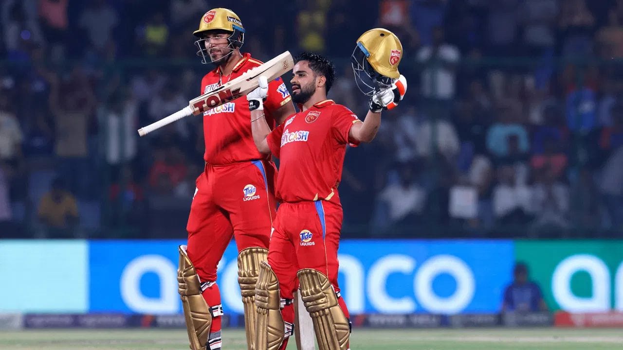 બીજા ક્રમે પણ પંજાબ કિંગ્સનું જ નામ આવે છે. 2024 સિઝનમાં કોલકાતા નાઈટ રાઈડર્સ સામે 262 રનનો પીછો કરીને ટીમે ઐતિહાસિક જીત મેળવી હતી. આ મેચમાં બેટ્સમેનોએ આક્રમક રમત બતાવી અને મોટા સ્કોરને સરળ બનાવી દીધો હતો.