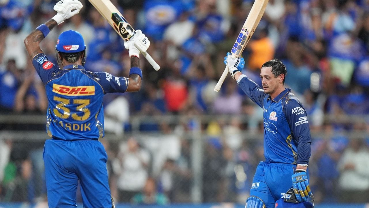 રોહિત શર્માની ઈજાને કારણે ક્વિન્ટન ડી કોકનો પ્લેઈંગ ઈલેવનમાં સમાવેશ કરવામાં આવ્યો હતો. ડી કોકે તેના પહેલા જ બોલ પર સિક્સર મારીને પોતાનું ખાતું ખોલ્યું. જોકે, ત્યારબાદ મુંબઈએ રાયન રિકલ્ટન અને સૂર્યકુમાર યાદવની વિકેટ ગુમાવી દીધી. 