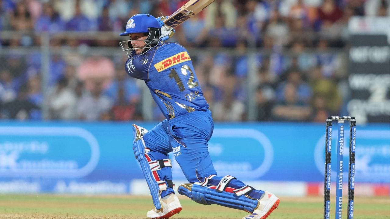 ક્વિન્ટન ડી કોકે પંજાબ કિંગ્સ સામે સદી ફટકારીને એક મોટો રેકોર્ડ પણ બનાવ્યો. ડી કોક IPL માં ત્રણ અલગ અલગ ટીમો માટે સદી ફટકારનાર પ્રથમ વિદેશી ખેલાડી છે. ડી કોકે દિલ્હી ડેરડેવિલ્સ, લખનૌ સુપર જાયન્ટ્સ અને હવે મુંબઈ ઈન્ડિયન્સ માટે સદી ફટકારી છે. 