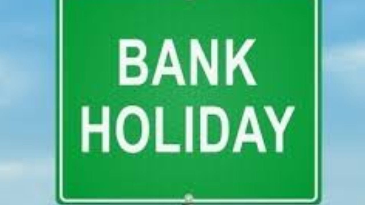 સામાન્ય રજાઓ ઉપરાંત બેંકો સામાન્ય રીતે બીજા અને ચોથા શનિવારે બંધ રહે છે. તેઓ દર મહિનાના પહેલા, ત્રીજા અને પાંચમા શનિવારે ખુલ્લી રહે છે. દર રવિવારે દેશભરમાં બેંક રજા હોય છે. RBI દ્વારા નેગોશિયેબલ ઇન્સ્ટ્રુમેન્ટ્સ એક્ટ હેઠળ શનિવાર બેંક રજાઓ જાહેર કરવામાં આવે છે. 