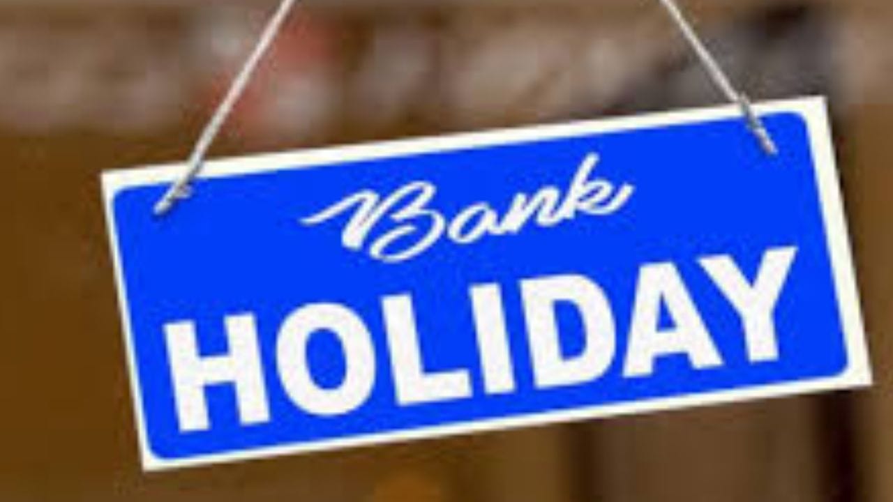 બેંક રજાઓ પર આવશ્યક સેવાઓ ઉપલબ્ધ રહે છે. જેમાં ઓનલાઈન બેંકિંગનો સમાવેશ થાય છે, જે બેંક શાખાઓ બંધ હોવા છતાં બેંકિંગ પ્રવૃત્તિઓનો એક મહત્વપૂર્ણ ભાગ છે. વધુમાં બેંક રજાઓ પર ATM ખુલ્લા રહે છે. આનો અર્થ એ છે કે ગ્રાહકો રોકડ ઉપાડી શકે છે, ઓનલાઈન પૈસા મોકલી શકે છે, તેમનું બેંક બેલેન્સ ચકાસી શકે છે, મીની સ્ટેટમેન્ટ મેળવી શકે છે અને લોન માટે અરજી પણ કરી શકે છે.  બેંક રજાઓ પ્રદેશથી પ્રદેશમાં વ્યાપકપણે બદલાય છે, ગ્રાહકોને સલાહ આપવામાં આવે છે કે તેઓ મુલાકાત લેતા પહેલા તેમની સ્થાનિક શાખાની તપાસ કરે.
