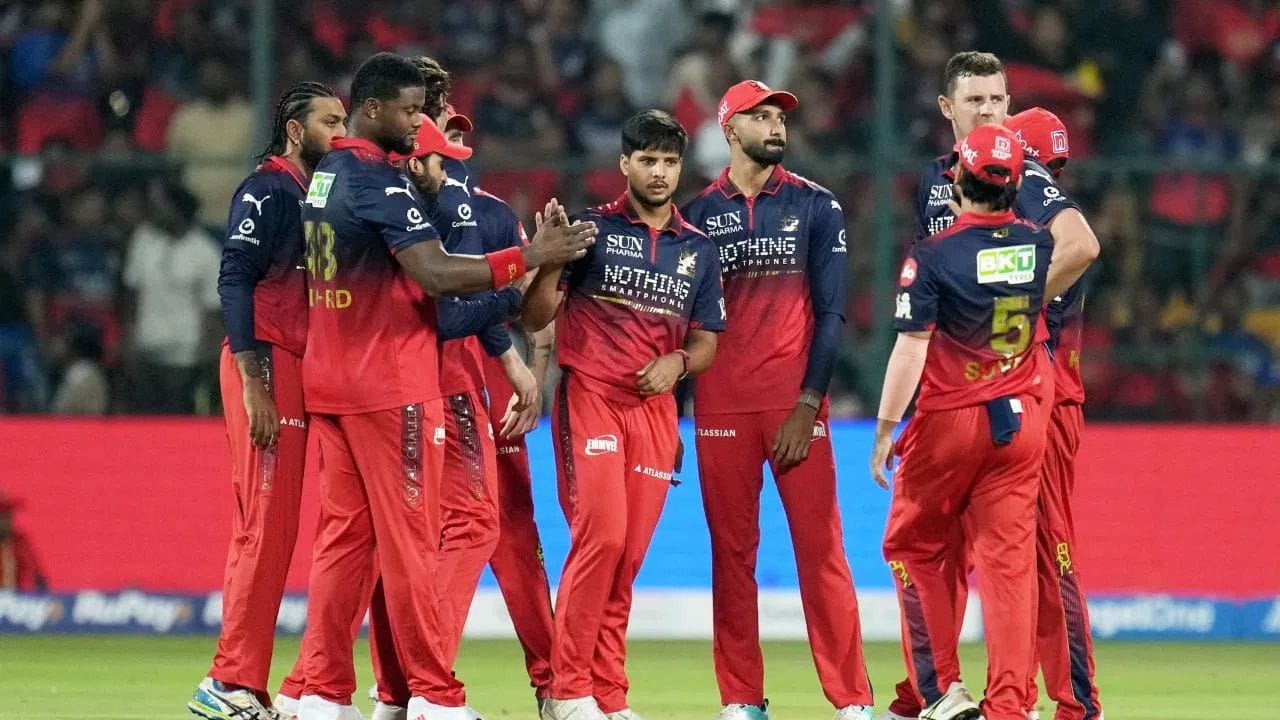 સૌથી નોંધપાત્ર વાત એ છે કે, આ મેચ RCB એ ચિન્નાસ્વામી સ્ટેડિયમમાં તેની પહેલી IPL મેચ રમી તે દિવસથી બરાબર 18 વર્ષ પછી થઈ રહી છે. ચિન્નાસ્વામી સ્ટેડિયમ RCBનું હોમ ગ્રાઉન્ડ રહ્યું છે. આ 18 વર્ષોમાં RCB એ અહીં ઘણી યાદગાર મેચ રમી છે.