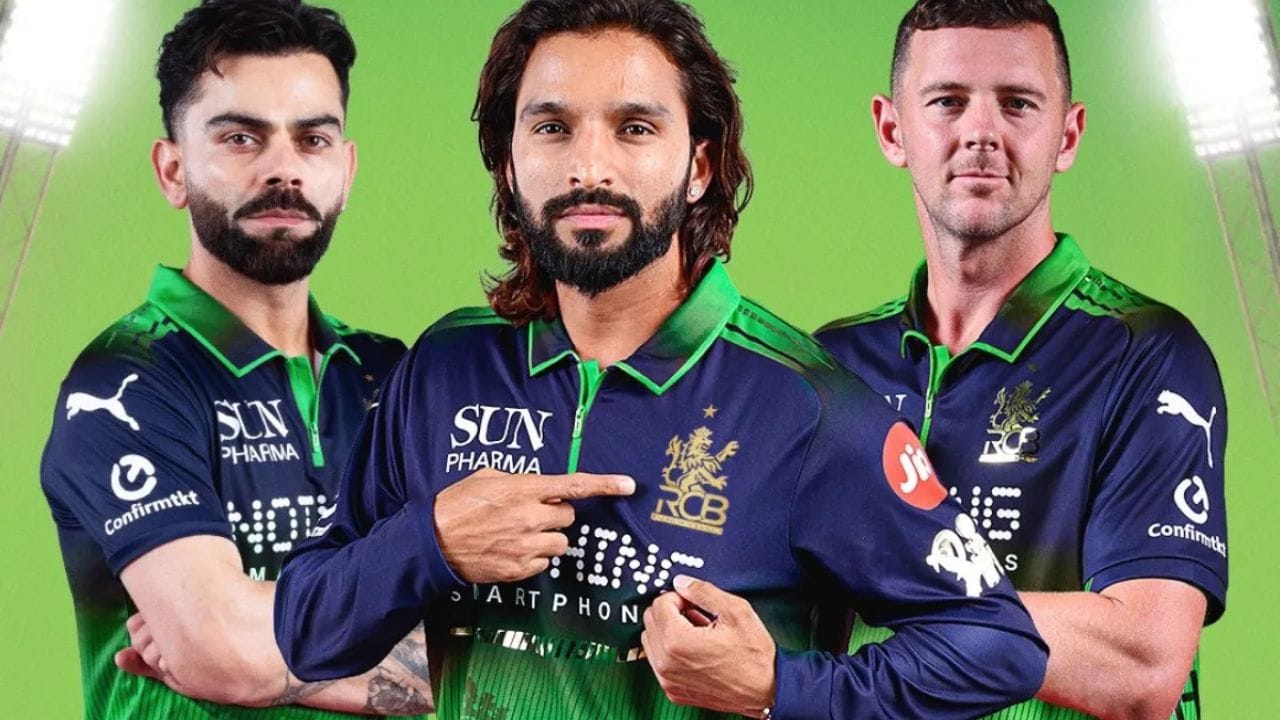 આ મેચ માટે RCB ના ખેલાડીઓ લીલી જર્સી પહેરશે. લીલી જર્સી RCB ના "ગ્રીન ઇનિશિયેટિવ" નો મુખ્ય ભાગ છે. આ જર્સી રિસાયકલ કરેલા કચરામાંથી બનાવવામાં આવે છે. 2011 થી RCB દરેક સીઝનની એક મેચમાં લીલી જર્સી પહેરે છે. (PC:PTI)