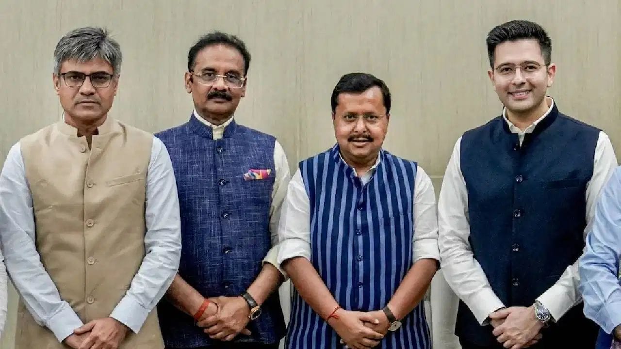 રાજકારણમાં આવ્યા પહેલા પણ રાઘવ ચઢ્ઢાના નામે માત્ર 22 વર્ષની ઉંમરે CA બનવાની મોટી સિદ્ધિ હતી. તેમણે ખૂબ જ નાની ઉંમરે લાયસન્સ મેળવી લીધું હતું અને તેઓ દેશના હાઈ ટેક્સ પેયર ગ્રુપમાં સામેલ થઈ ગયા હતા.