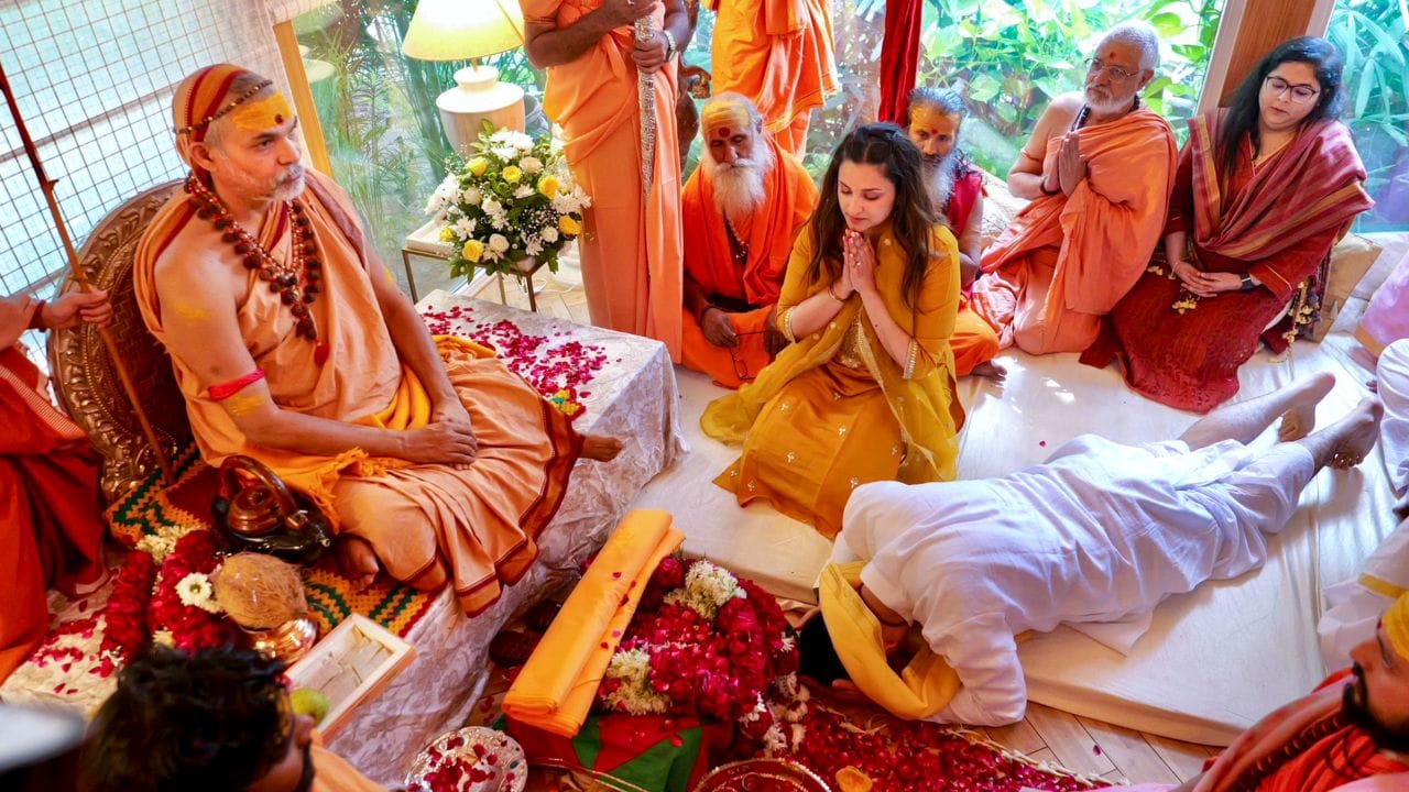 રિપોર્ટ મુજબ પરણિતી ચોપરાની કુલ નેટવર્થ અંદાજે 74 કરોડ રુપિયા છે. કેટલાક મીડિયા રિપોર્ટ મુજબ રાધવ ચઢ્ઢાની કુલ નેટવર્થ અંદાજે 50 લાખ રુપિયા છે 