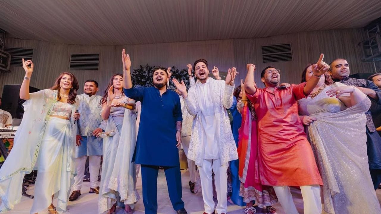 રાધવ ચઢ્ઢા શરૂઆતથી જ આમ આદમી પાર્ટીનો ભાગ રહ્યા છે. અરવિંદ કેજરીવાલે તેમને 2012માં દિલ્હી લોકપાલ બિલનો મુસદ્દો તૈયાર કરવામાં પ્રોત્સાહન આપ્યું હતું, જે તેમનું પહેલું રાજકીય કાર્ય પણ હતું.