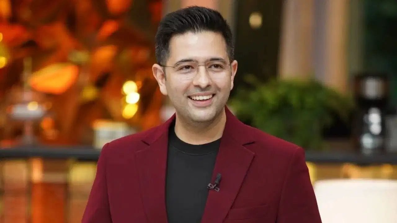 આમ આદમી પાર્ટીમાં રાઘવ ચઢ્ઢાનું પ્રથમ અસાઇનમેન્ટ દિલ્હી જનલોકપાલ બિલનો ડ્રાફ્ટ તૈયાર કરનાર રાહુલ મેહરાને સહયોગ આપવાનું હતું. આ જવાબદારી ખુદ અરવિંદ કેજરીવાલે તેમને સોંપી હતી. 2013માં તેઓ પાર્ટીના મેનિફેસ્ટો (જાહેરનામું) બનાવનાર ટીમમાં પણ હતા અને થોડા સમય માટે ટ્રેઝરર (ખજાનચી) પણ બન્યા હતા. એક વોલન્ટિયર તરીકે જોડાયેલા રાઘવ જોતજોતામાં કેજરીવાલના સૌથી ખાસ બની ગયા અને મીડિયામાં પાર્ટીનો મુખ્ય ચહેરો બની ઉભર્યા હતા.