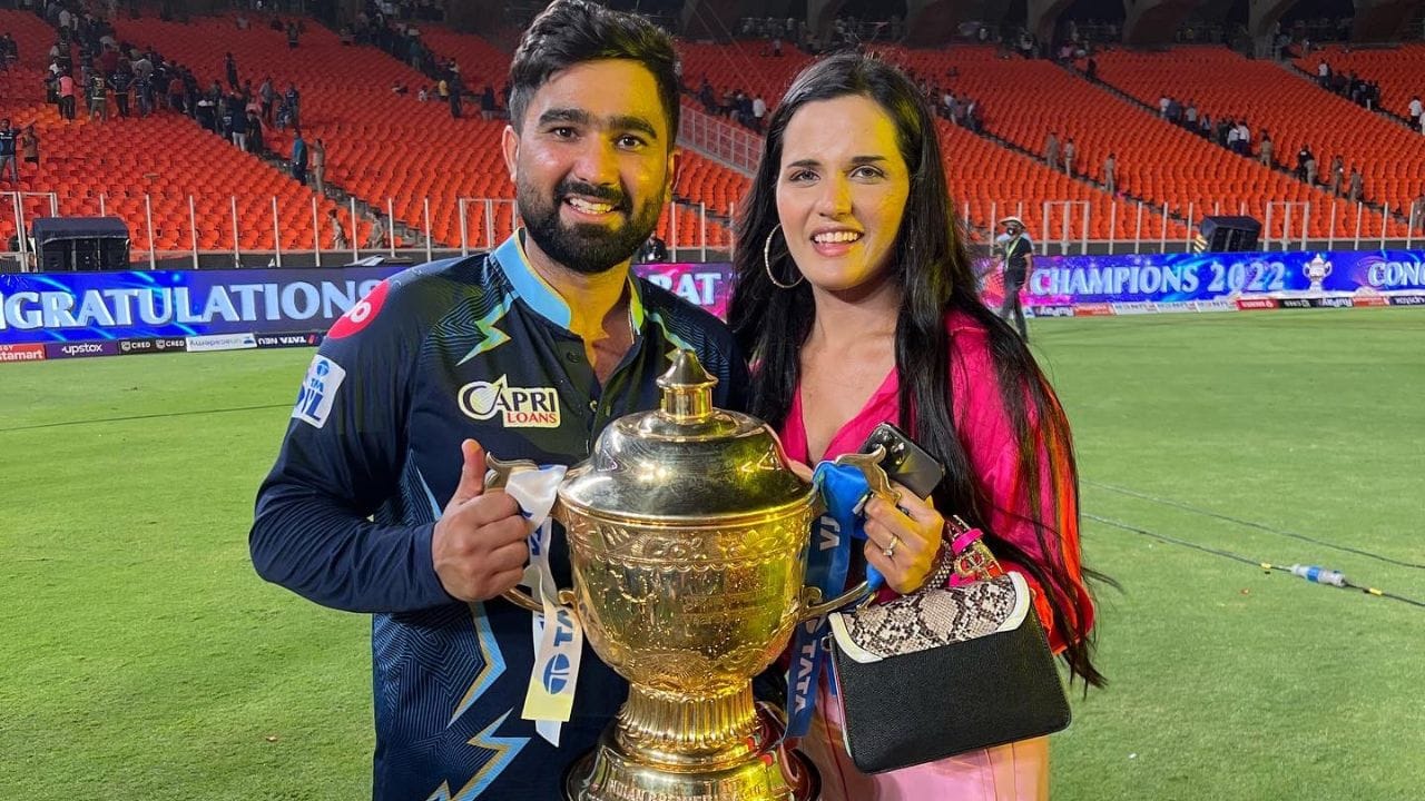 રાહુલ તેવતિયાએ 6 ડિસેમ્બર 2013ના રોજ બંસી લાલ ક્રિકેટ સ્ટેડિયમ ખાતે કર્ણાટક સામે 2013-14 રણજી ટ્રોફી દરમિયાન હરિયાણા માટે ડેબ્યૂ કર્યું હતું. તેમણે બેટિંગમાં બે મેચમાં કુલ 17 રન બનાવ્યા હતા.