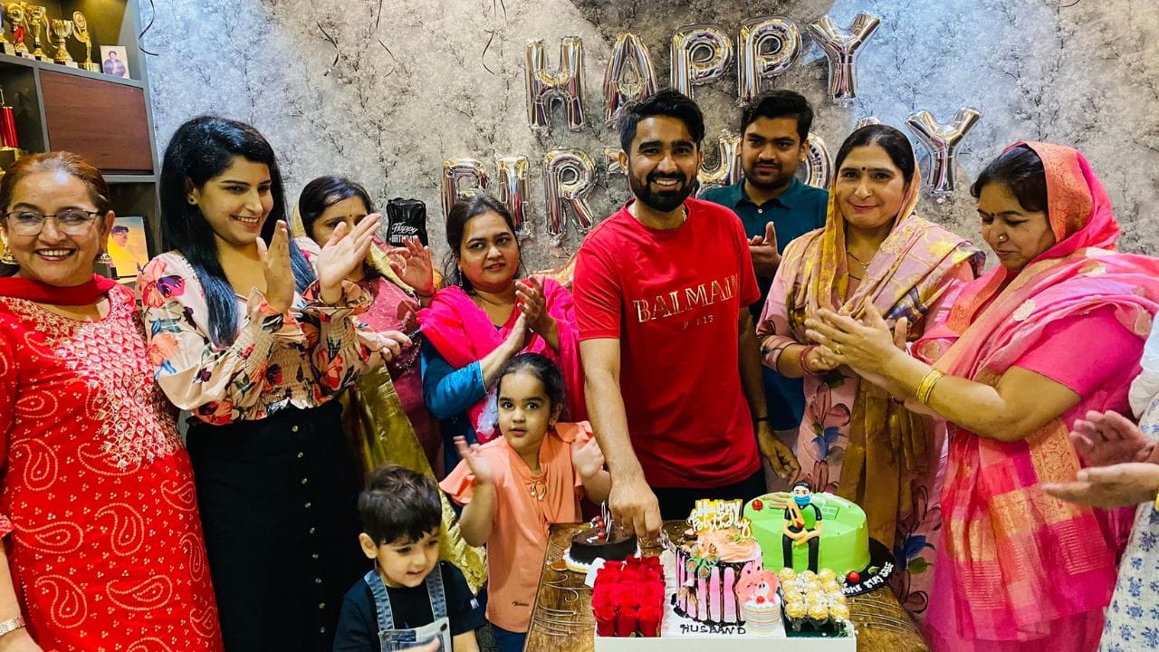  તેમણે 25 ફેબ્રુઆરી 2017 ના રોજ 2016-17 વિજય હજારે ટ્રોફીમાં હરિયાણા માટે લિસ્ટ A ડેબ્યૂ કર્યું હતું.તો આજે આપણે રાહુલ તેવટિયાના પરિવાર અને પર્સનલ લાઈફ વિશે વાત કરીશું.