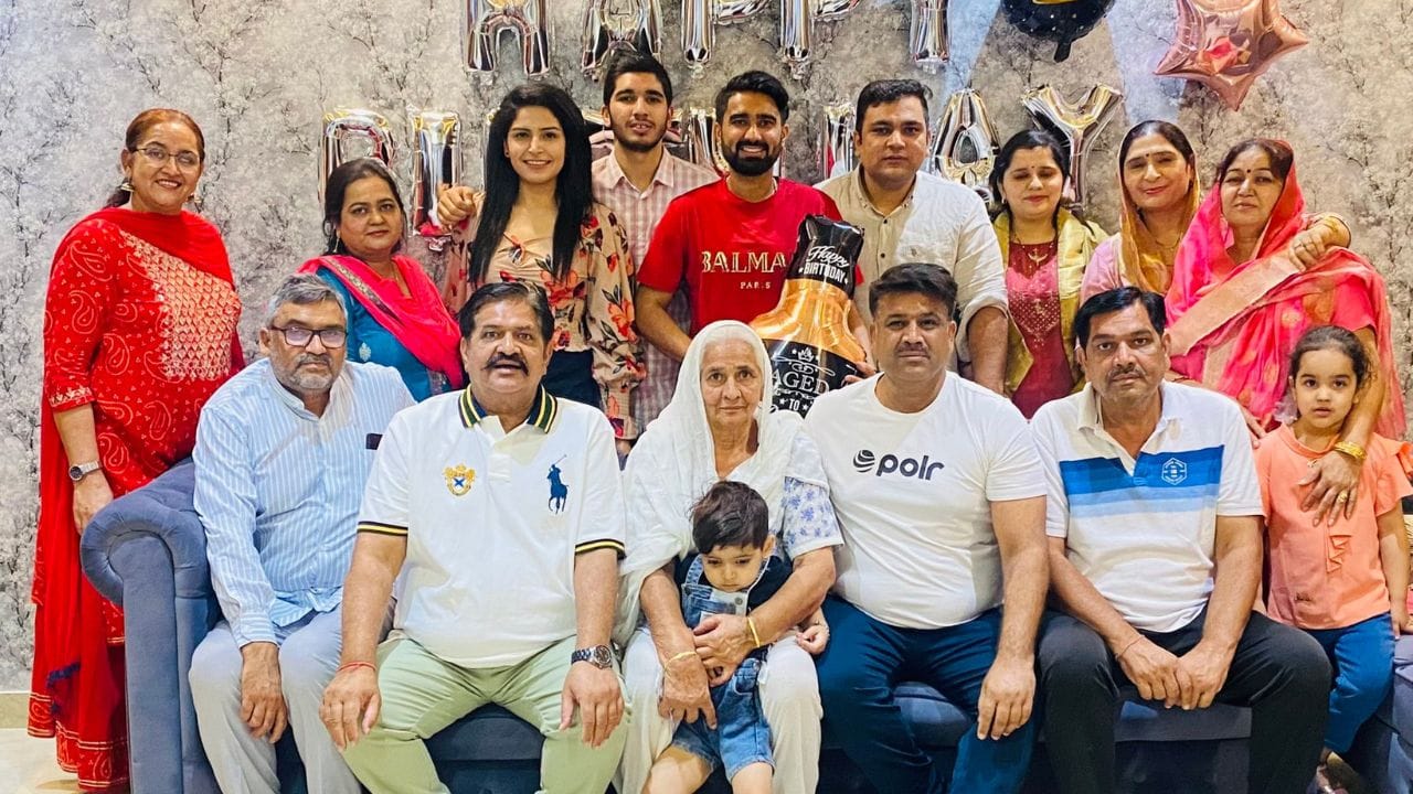 રાહુલ તેવતિયાએ 2014માં રાજસ્થાન રોયલ્સ માટે IPL માં પ્રવેશ કર્યો હતો. 2014ની ઇન્ડિયન પ્રીમિયર લીગ પહેલા, રાજસ્થાન રોયલ્સે તેવતિયાને ખરીદ્યો હતો. તેણે 2014 ની IPLમાં રાજસ્થાન રોયલ્સનું પ્રતિનિધિત્વ કરીને T20 માં પણ પ્રવેશ કર્યો હતો. 