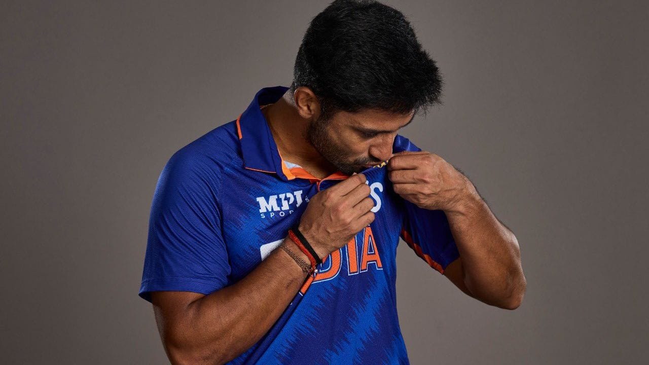  IPL 2026ના ઓક્શનમાં કોલકાતા નાઈટ રાઈડર્સ (KKR)એ અનુભવી ભારતીય બેટ્સમેન રાહુલ ત્રિપાઠીને 75 લાખમાં ખરીદ્યો છે.