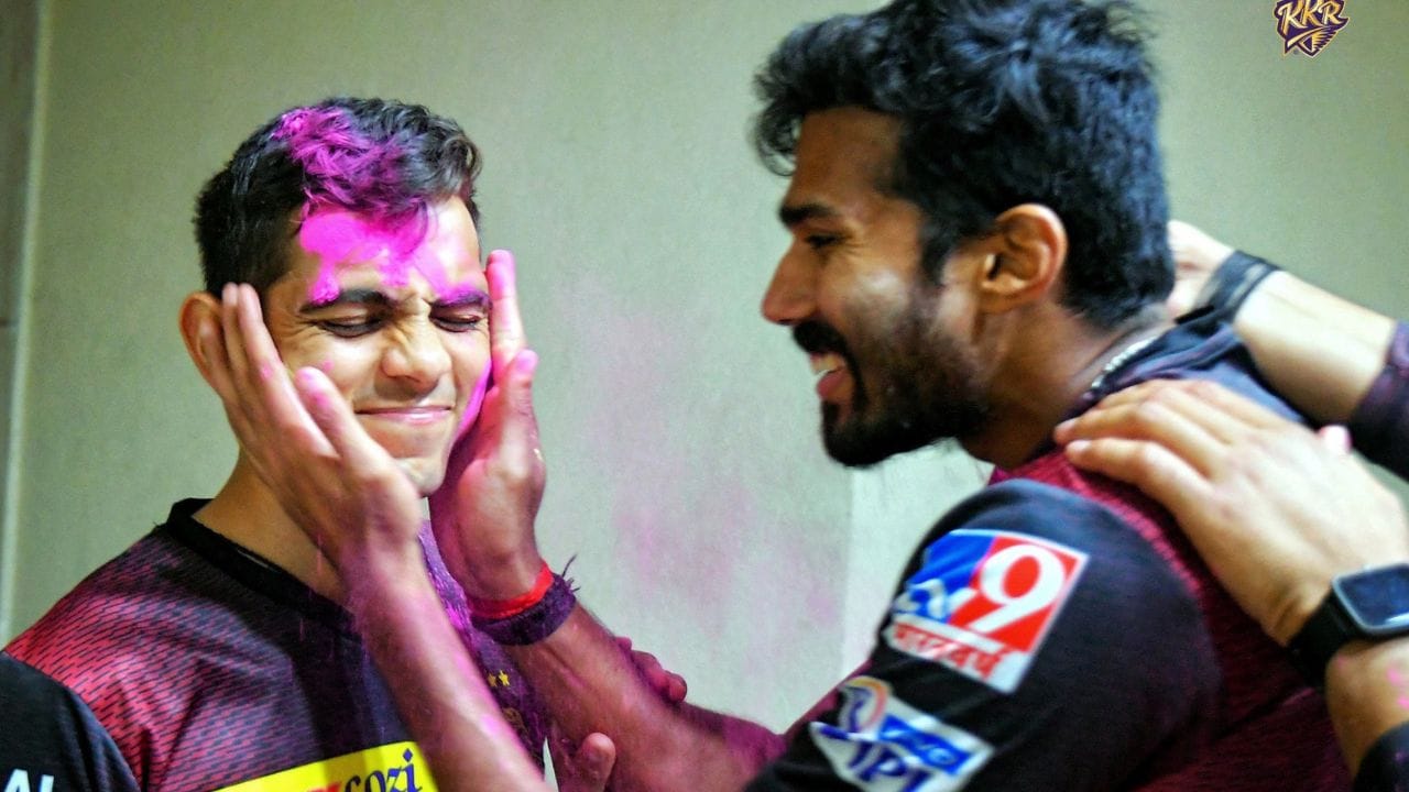  ઝારખંડના રાંચીમાં જન્મેલા રાહુલ અજય ત્રિપાઠી ભૂતપૂર્વ આર્મી કર્નલ અજય ત્રિપાઠી અને ગૃહિણી સુચિત્રા ત્રિપાઠીના પુત્ર છે. તેમના પિતા પણ ભૂતપૂર્વ ક્રિકેટર હતા જેઓ 80ના દાયકાની શરૂઆતમાં ઉત્તર પ્રદેશની અંડર-22 ટીમ માટે રમ્યા હતા.