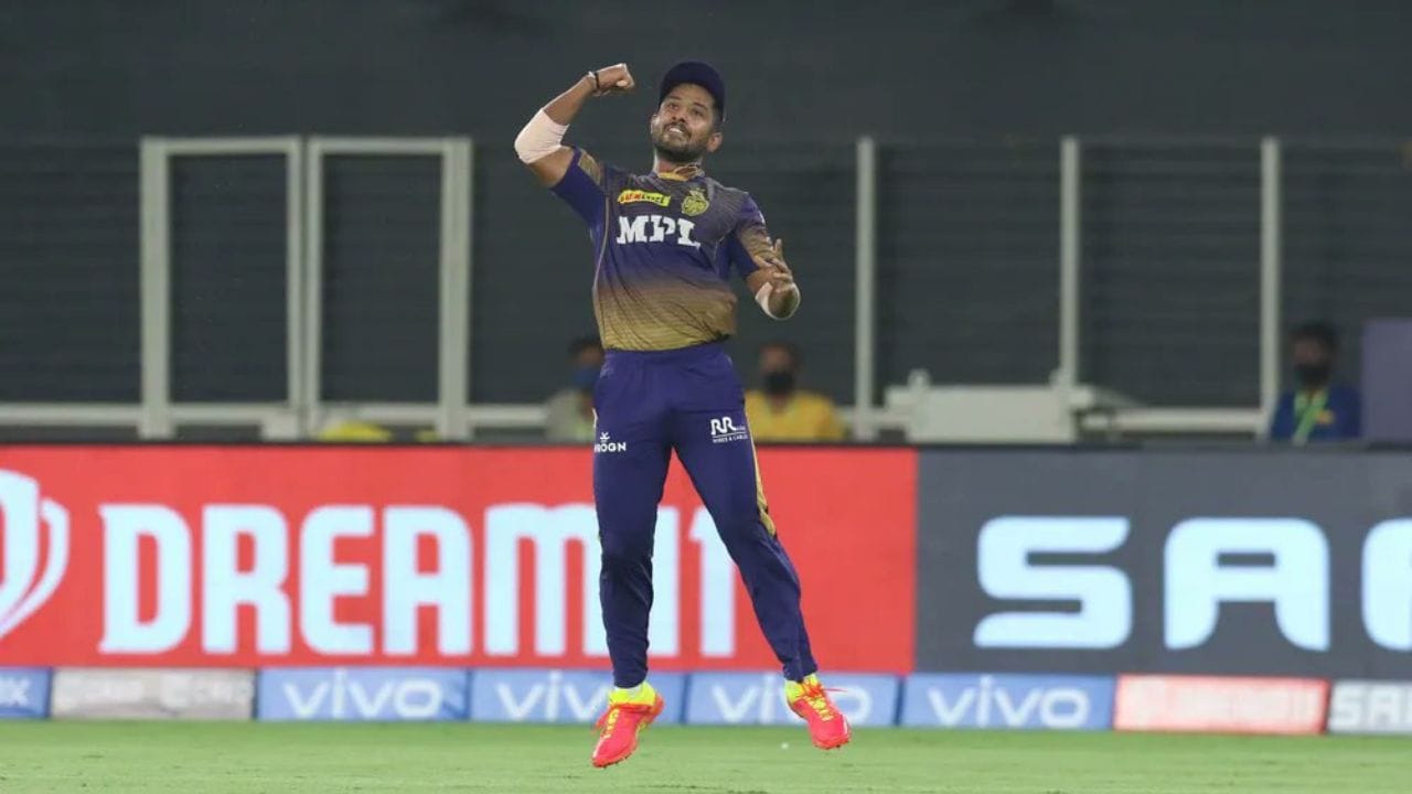 લશ્કરી પરિવારમાં ઉછરેલા રાહુલને વારંવાર સ્થળાંતરનો સામનો કરવો પડ્યો. 9 વર્ષની ઉંમરે લખનૌમાં શરૂ થયેલી તેમની ક્રિકેટ તાલીમ અસ્થાયી રૂપે બંધ થઈ ગઈ હતી જ્યારે તેમના પિતાને ઓપરેશન પરાક્રમના ભાગ રૂપે શ્રીનગર મોકલવામાં આવ્યા હતા. પડકારજનક પરિસ્થિતિઓએ રાહુલને 10 વર્ષની ઉંમરે ક્રિકેટમાંથી બ્રેક લેવાની ફરજ પાડી હતી. 