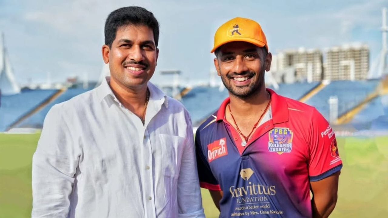  જુનિયર ક્રિકેટમાં નોંધપાત્ર સફળતા પ્રાપ્ત કરીને, તેણે અંડર-19 સ્તરે સતત ત્રણ સદીઓ ફટકારીને લોકોનું ધ્યાન ખેંચ્યું હતુ.રાહુલે 2014માં શ્રેષ્ઠ અંડર-25 ક્રિકેટરનો બીસીસીઆઈ એવોર્ડ મેળવ્યો હતો, 