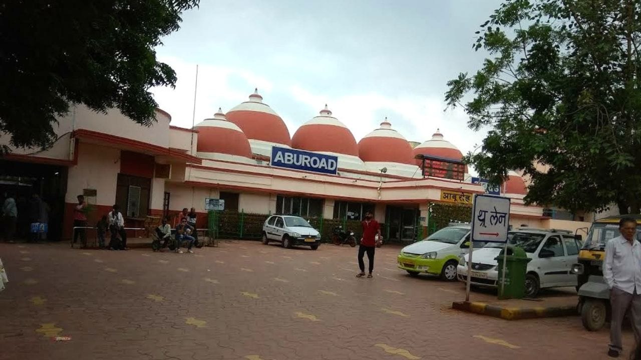 તમે ઘણા શહેરોના નામ સાંભળ્યા હશે જેના નામ પછી "બાદ"  અથવા "પુર" લખેલું હોય,જેમકે હૈદરાબાદ, મુરાદાબાદ, જયપુર, કાનપુર, અને તમને કદાચ તેની પાછળનું કારણ ખબર હશે. પરંતુ શું તમે ક્યારેય એવું રેલવે સ્ટેશન જોયું છે જેના નામ પછી "રોડ" લખેલું હોય? ઘણા સ્ટેશનોના નામ પછી "રોડ" લખેલું હોય છે. પણ પ્રશ્ન એ છે કે શા માટે. ચાલો સમજાવીએ. (Credits: - Wikipedia)