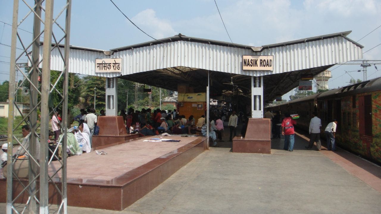 વાસ્તવમાં, રેલવે સ્ટેશનના નામમાં "રોડ" શબ્દ ઉમેરવામાં આવે છે જે દર્શાવે છે કે તે શહેરથી દૂર આવેલું છે. આનો અર્થ એ છે કે તમારે શહેર સુધી પહોંચવા માટે રોડ દ્વારા મુસાફરી કરવી પડશે. ટ્રેન તમને થોડા દૂર છોડી દે છે. ભારતીય રેલવેના એક અધિકારીના જણાવ્યા મુજબ, રેલવે સ્ટેશનમાં "રોડ" શબ્દ ઉમેરવાથી એ સૂચવે છે કે એક રસ્તો સ્ટેશનથી તે શહેર તરફ જાય છે, અને તે શહેરમાં મુસાફરી કરતા ટ્રેન મુસાફરોએ ત્યાં ઉતરવું જોઈએ. (Credits: - Wikipedia)