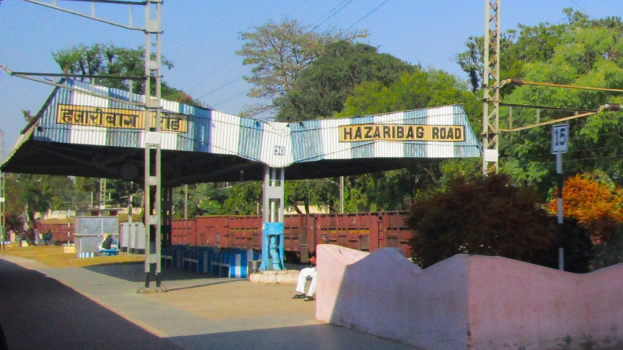 હવે પ્રશ્ન એ છે કે, રોડ નામનું સ્ટેશન શહેરથી કેટલું દૂર હોઈ શકે? આવું સ્ટેશન 2 કિલોમીટરથી 100 કિલોમીટર દૂર હોઈ શકે છે. ઉદાહરણ તરીકે, કોડાઈકેનાલ કોડાઈકેનાલ રોડથી 79 કિલોમીટર દૂર છે. તેવી જ રીતે, હજારીબાગ હજારીબાગ રોડ રેલવે સ્ટેશનથી 66 કિલોમીટર દૂર છે, અને રાંચી રાંચી રોડ સ્ટેશનથી 49 કિલોમીટર દૂર છે. (Credits: - Wikipedia)