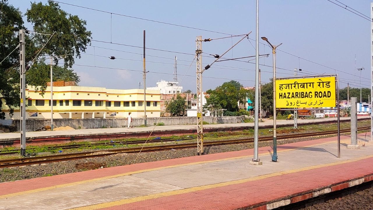 હકીકતમાં, રેલવે સ્ટેશનો શહેરોથી દૂર ત્યારે જ બનાવવામાં આવતા હતા જ્યારે તેમના સુધી રેલવે લાઇન નાખવામાં નોંધપાત્ર અવરોધો હતા. ઉદાહરણ તરીકે, માઉન્ટ આબુ ઉપર રેલવે લાઇન નાખવી ખૂબ જ ખર્ચાળ હોત, તેથી રેલવે સ્ટેશન આબુથી 27 કિલોમીટર દૂર, પર્વતની નીચે બનાવવામાં આવ્યું હતું. ( નોંધ: અહીં આપવામાં આવેલી માહિતી પબ્લિક ડોમેન પરથી લેવામાં આવી છે, જે ફક્ત તમારી જાણકારી માટે છે.) (Credits: - Wikipedia)