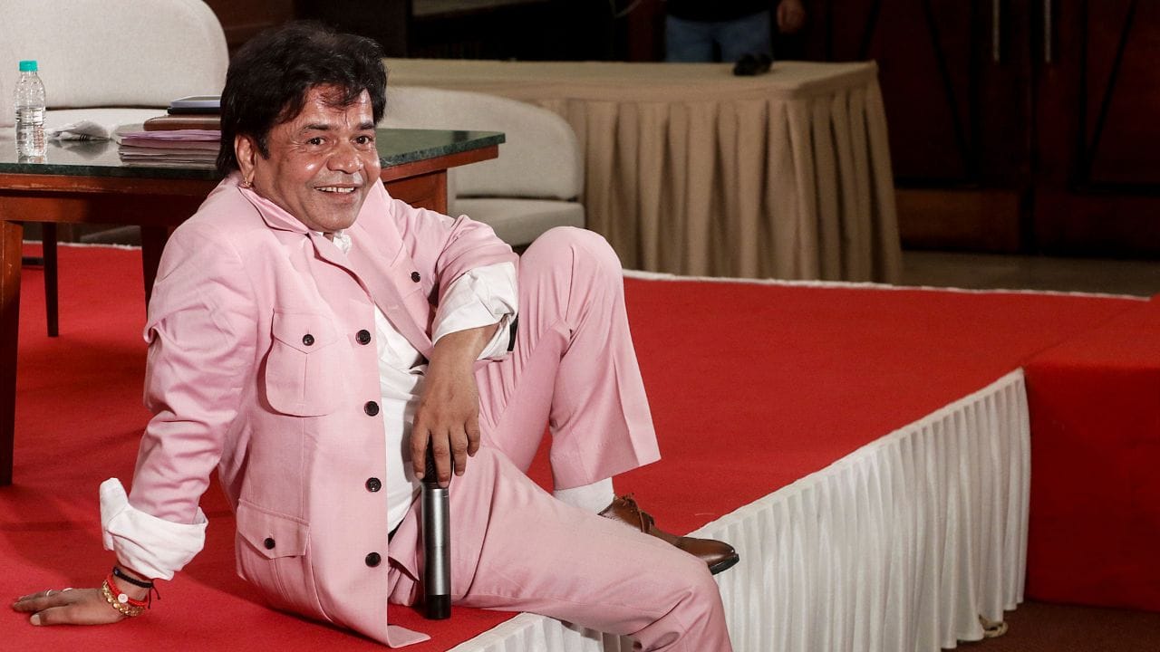 Rajpal Yadav Bhooth Bangla Fees: પોતાની શાનદાર કોમિક ટાઈમિંગથી લોકોને હસાવનાર રાજપાલ યાદવ થોડા સમય પહેલા વિવાદમાં આવ્યા હતા. 5 કરોડ રુપિયાના ચેક બાઉન્સ મામલે તેને જેલની હવા ખાવી પડી હતી. પરંતુ હવે તે ફરીથી ચાહકોનું મનોરંજન કરવા આવી રહ્યા છે.