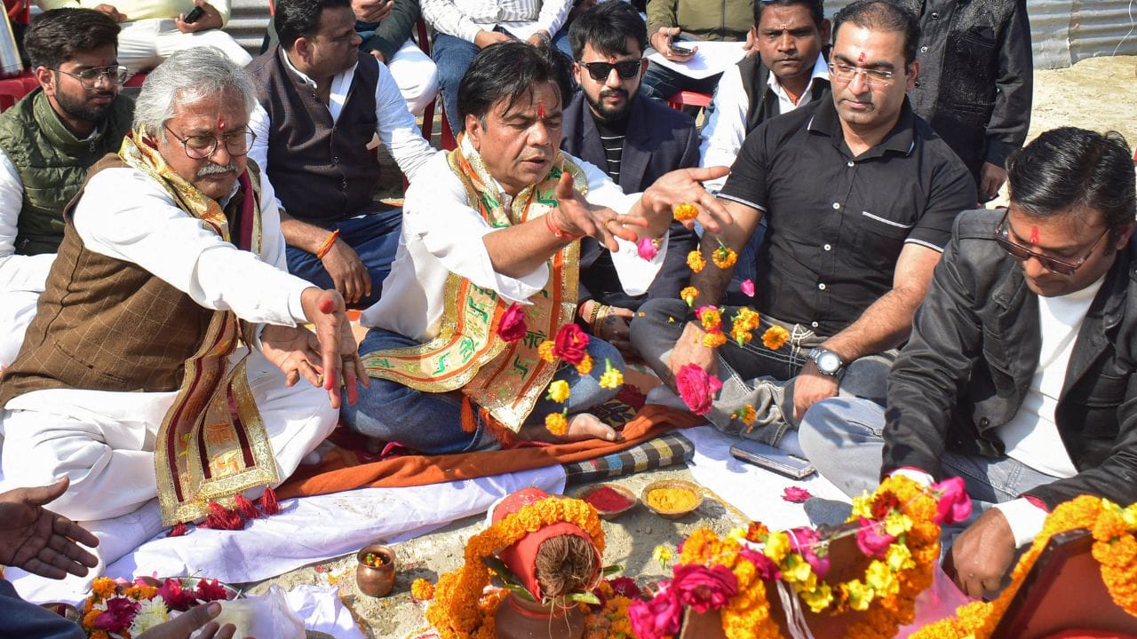 હવે રાજપાલ આ ફિલ્મ દ્વારા કઈ રીતે કમાલ કરશે. એ ફિલ્મ રિલીઝ થયા બાદ ખબર પડશે. પરંતુ હાલમાં તેની ફીને લઈ વાત કરીએ. આ ફિલ્મમાં તબ્બુ, વામિકા ગબ્બી, પરેશ રાવલ પણ આ ફિલ્મમાં મહત્વનો રોલ નિભાવશે. જેમાં સૌથી ઓછી ફી રાજપાલ યાદવને મળી છે.