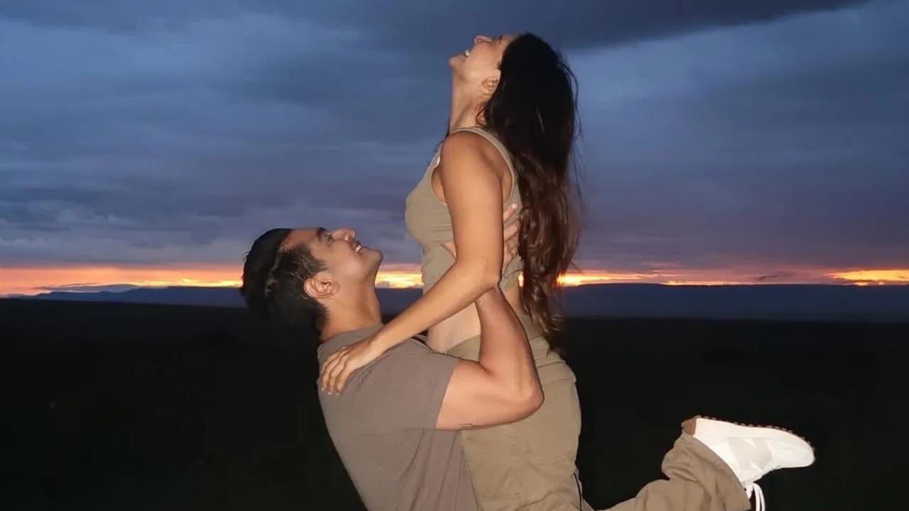 Ranveer Allahbadia GF: યુટ્યુબર રણવીર અલ્હાબાદિયા ફરી એકવાર ચર્ચામાં આવ્યા છે, પરંતુ આ વખતે કોઈ વિવાદને કારણે નહીં, પરંતુ તેમની પર્સનલ લાઈફને લઈને. "ઇન્ડિયાઝ ગોટ લેટેન્ટ" વિવાદ બાદ સતત સમાચારોમાં રહેલા રણવીરે હવે પોતાના નવા સંબંધને જાહેર કરી દીધો છે.