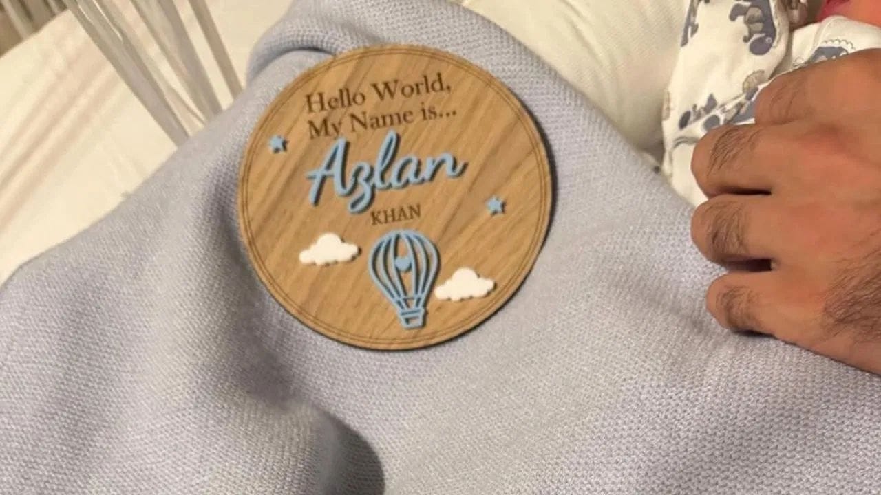 રાશિદ ખાનના બે લગ્ન થયા છે. તેના પહેલા લગ્ન 3 ઓક્ટોબર, 2024 ના રોજ અફઘાનિસ્તાનની રાજધાની કાબુલમાં પશ્તુન રિવાજો અનુસાર થયા હતા. રાશિદની સાથે તેના ત્રણ ભાઈઓએ પણ લગ્ન કર્યા હતા.