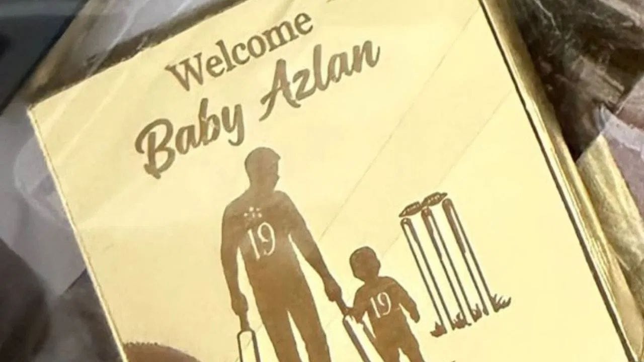 રાશિદ ખાને પોતાના દીકરાનું નામ અઝલાન ખાન રાખ્યું છે. સોશિયલ મીડિયા પર ફોટા શેર કરતા તેમણે લખ્યું, "દુનિયામાં આપનું સ્વાગત છે મારા નાના રાજકુમાર."