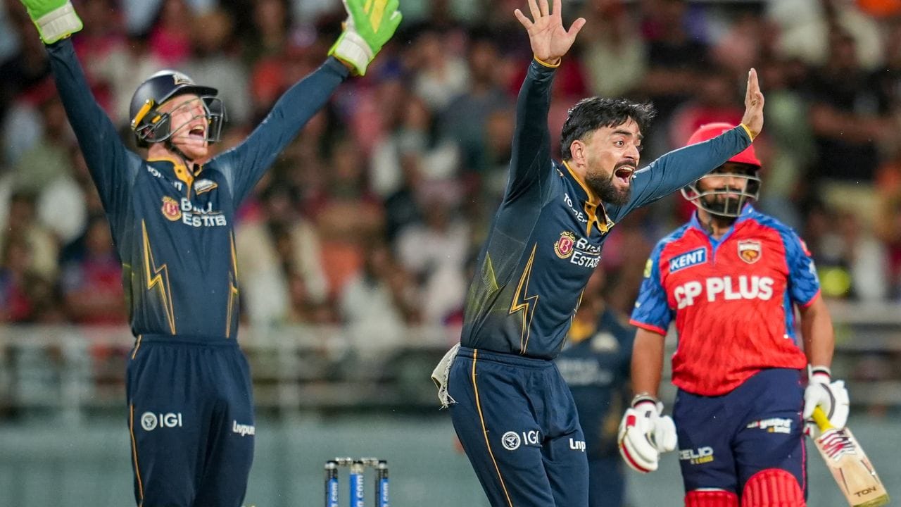 ગુજરાત ટાઈટન્સના સ્ટાર સ્પિનર રાશિદ ખાને દિલ્હી કેપિટલ્સ વિરુદ્ધ મેચમાં શાનદાર બોલિંગ કરી હતી. તેમણે પોતાના 4 ઓવરમાં 17 રન આપી 3 વિકેટ લીધી હતી. તેમણે નિતીશ રાણા, અક્ષર પટેલ અને સમીર રિઝવીની વિકેટ લીધી હતી.