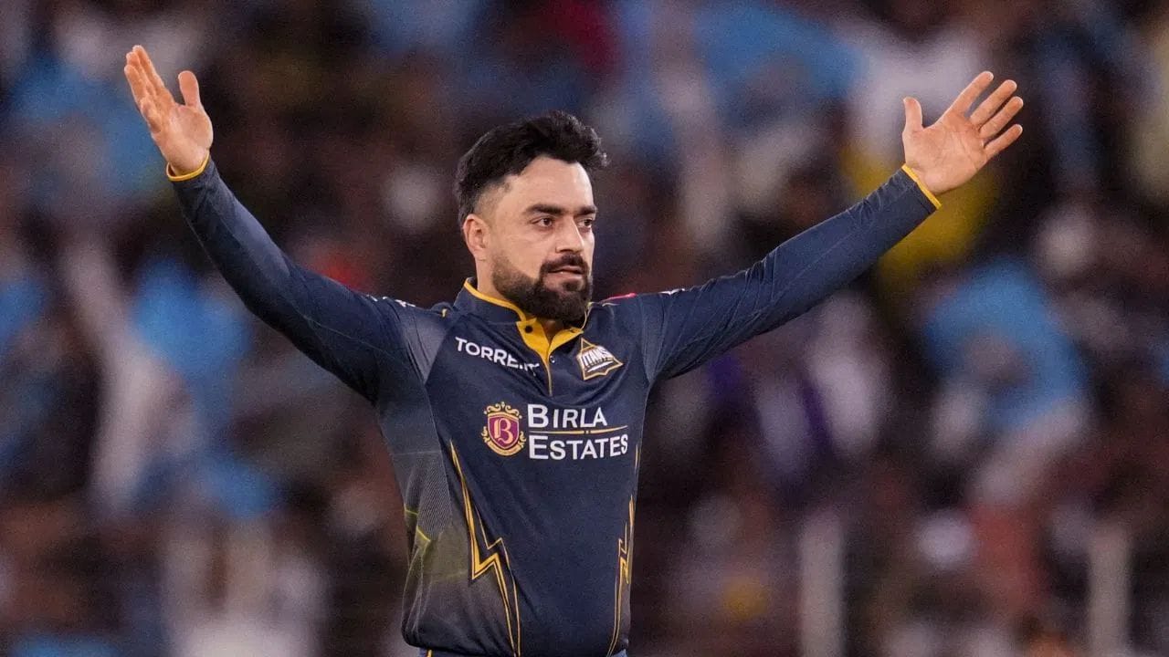 રાશિદ ખાને 2 ઓગસ્ટ, 2025 ના રોજ પોતાના બીજા લગ્નની જાહેરાત કરી. મીડિયા રિપોર્ટ્સ અનુસાર, તેની બીજી પત્ની યુકે સ્થિત અફઘાન મહિલા છે. તેની પહેલી પત્ની હજુ પણ તેની સાથે છે કે નહીં તે સ્પષ્ટ નથી. 